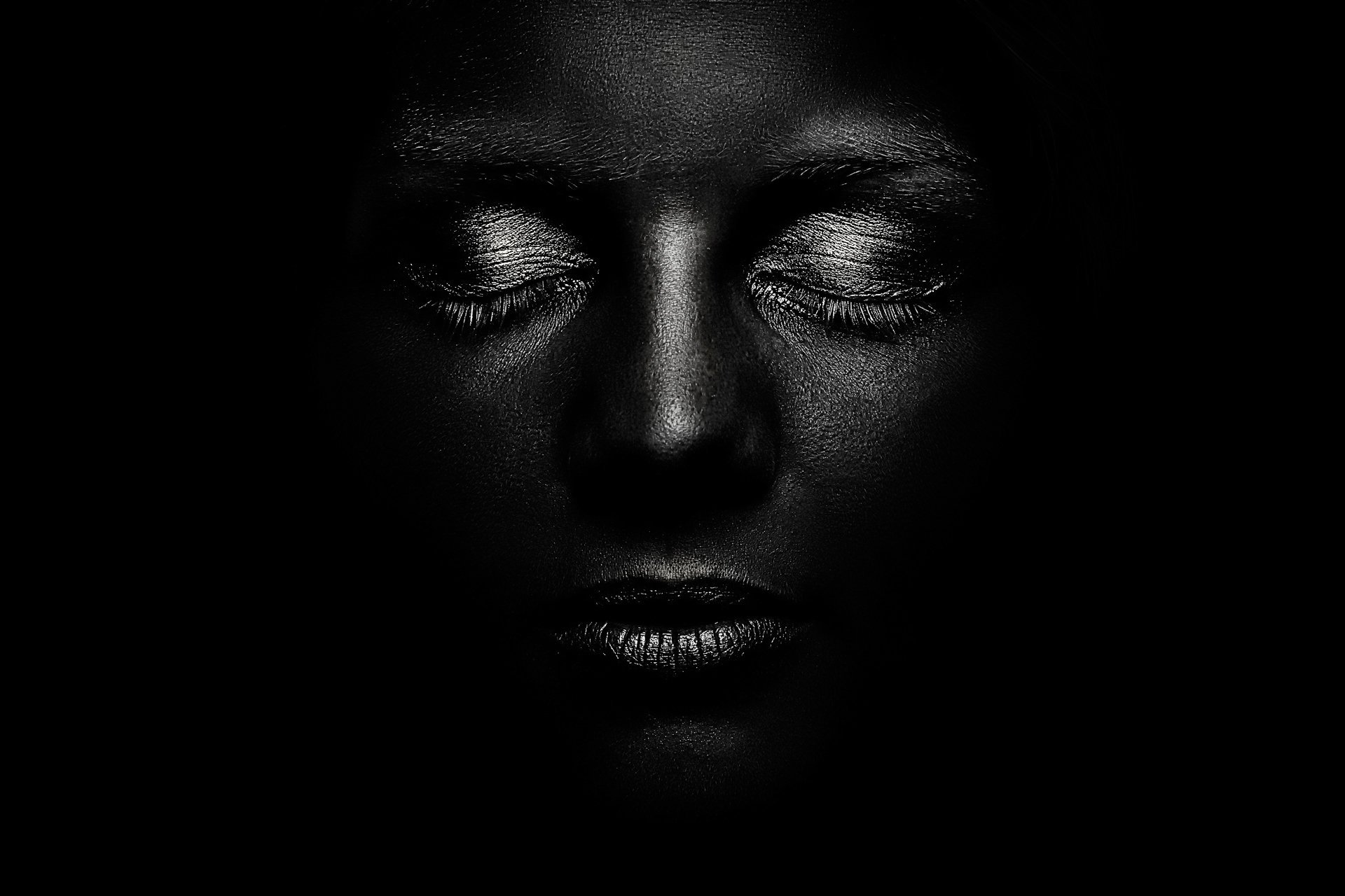 Плачущая негритянка. Портрет чб. Девушка в черном. Черно белый портрет. Лицо девушки на черном фоне.