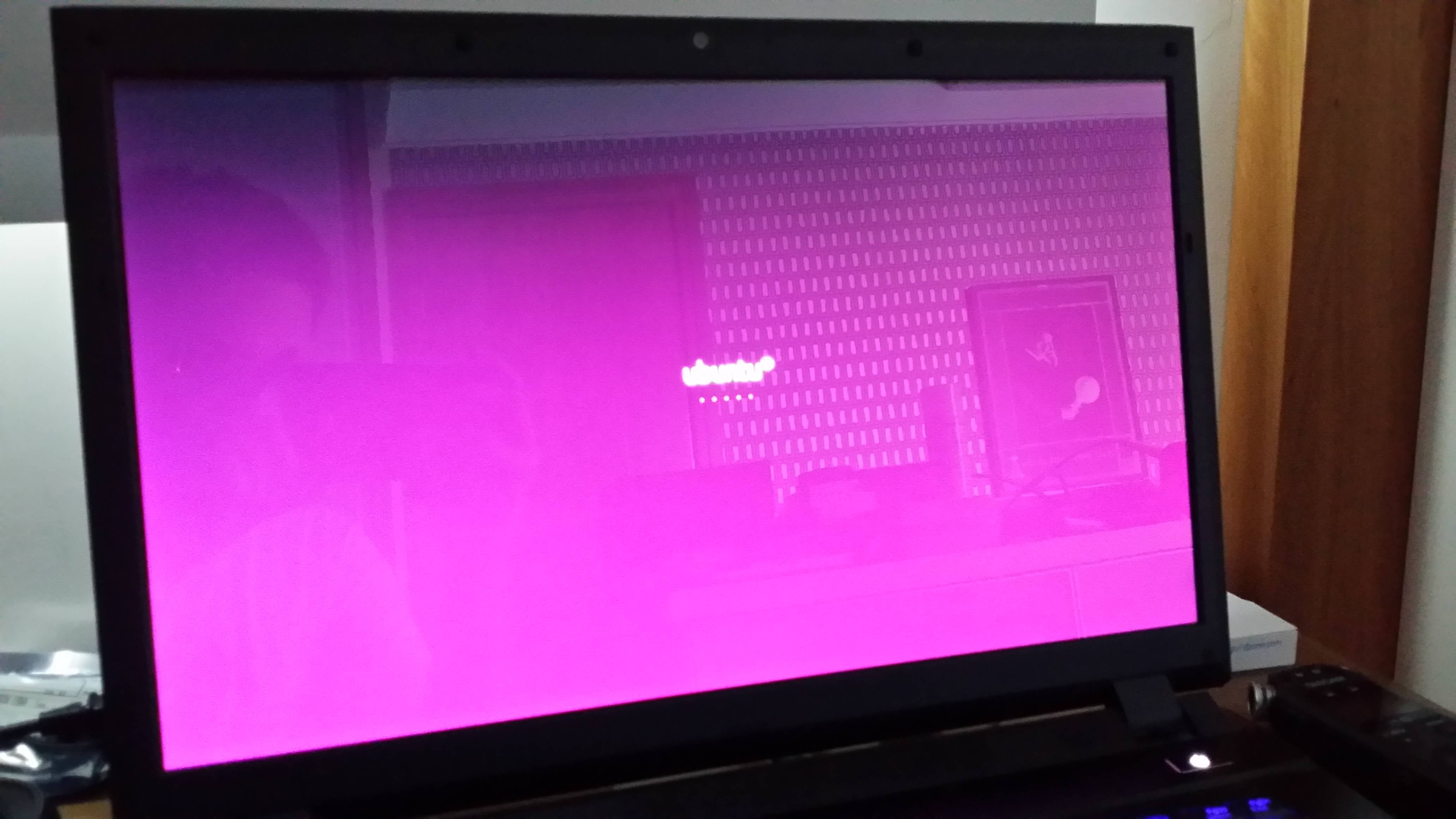 Розовый экран ноутбука. Розовый монитор. Фиолетовый экран. У телевизора розовый экран.