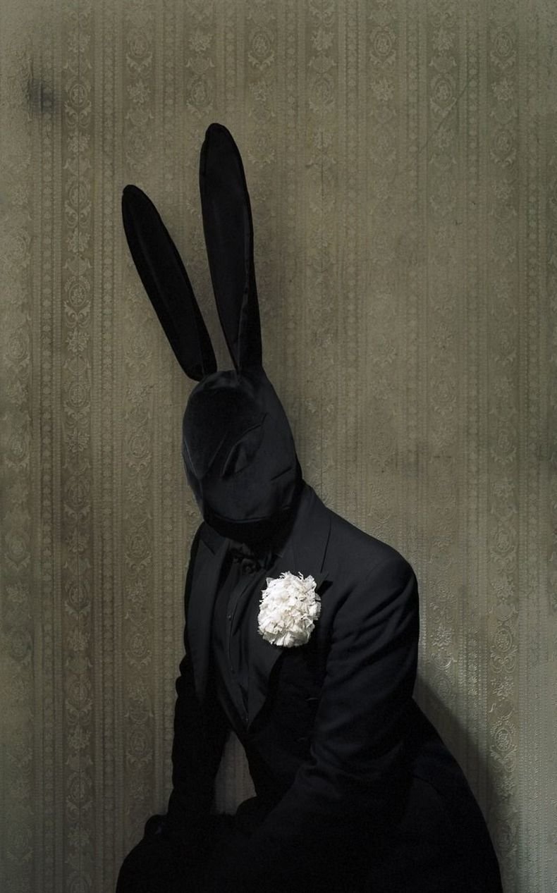 Парень в маске кролика