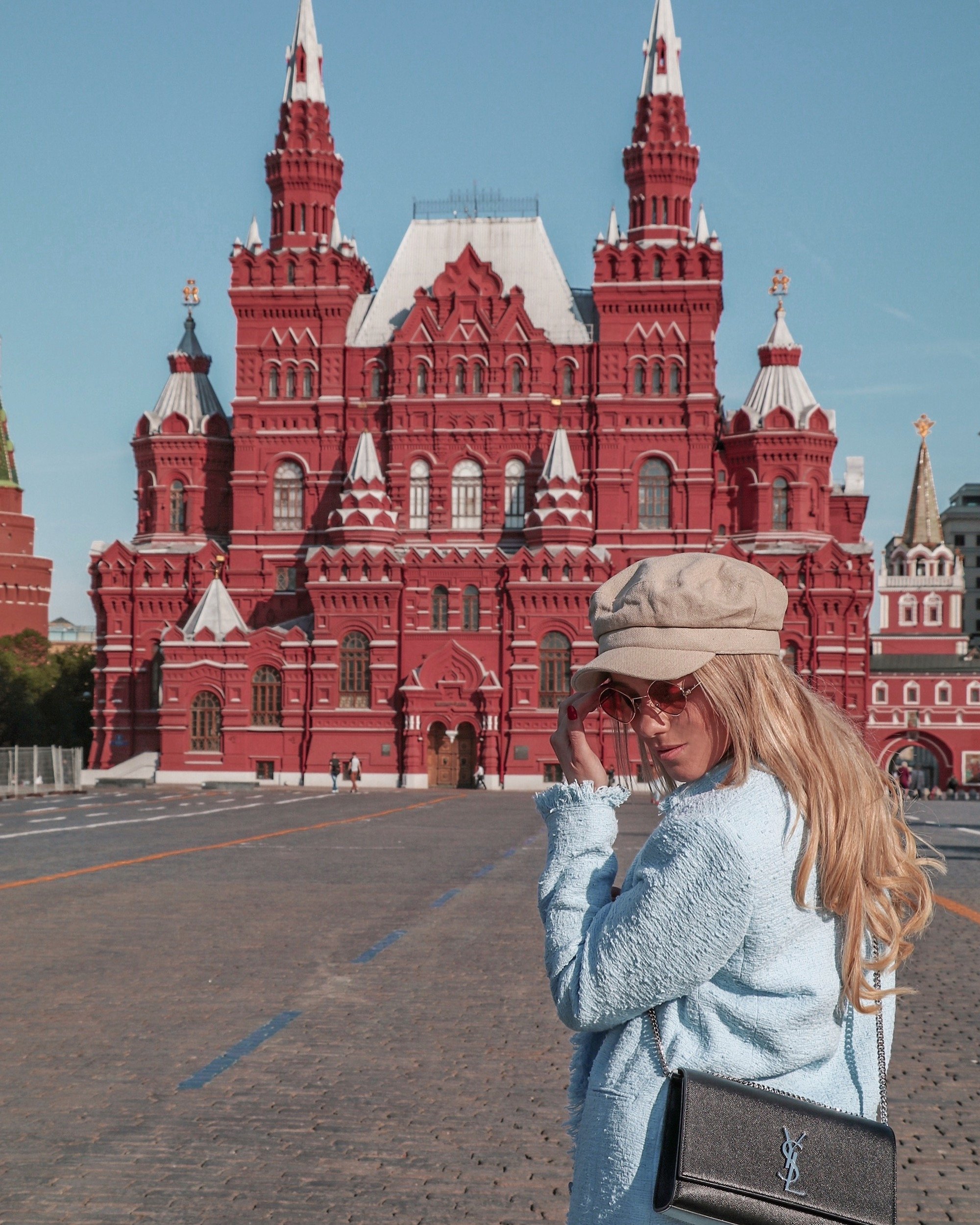Любовь кремлевская. Фотосессия на красной площади. Фотосессия в Москве на красной площади. Красиво сфоткаться на красной площади. Фотосессия на красной площади летом.