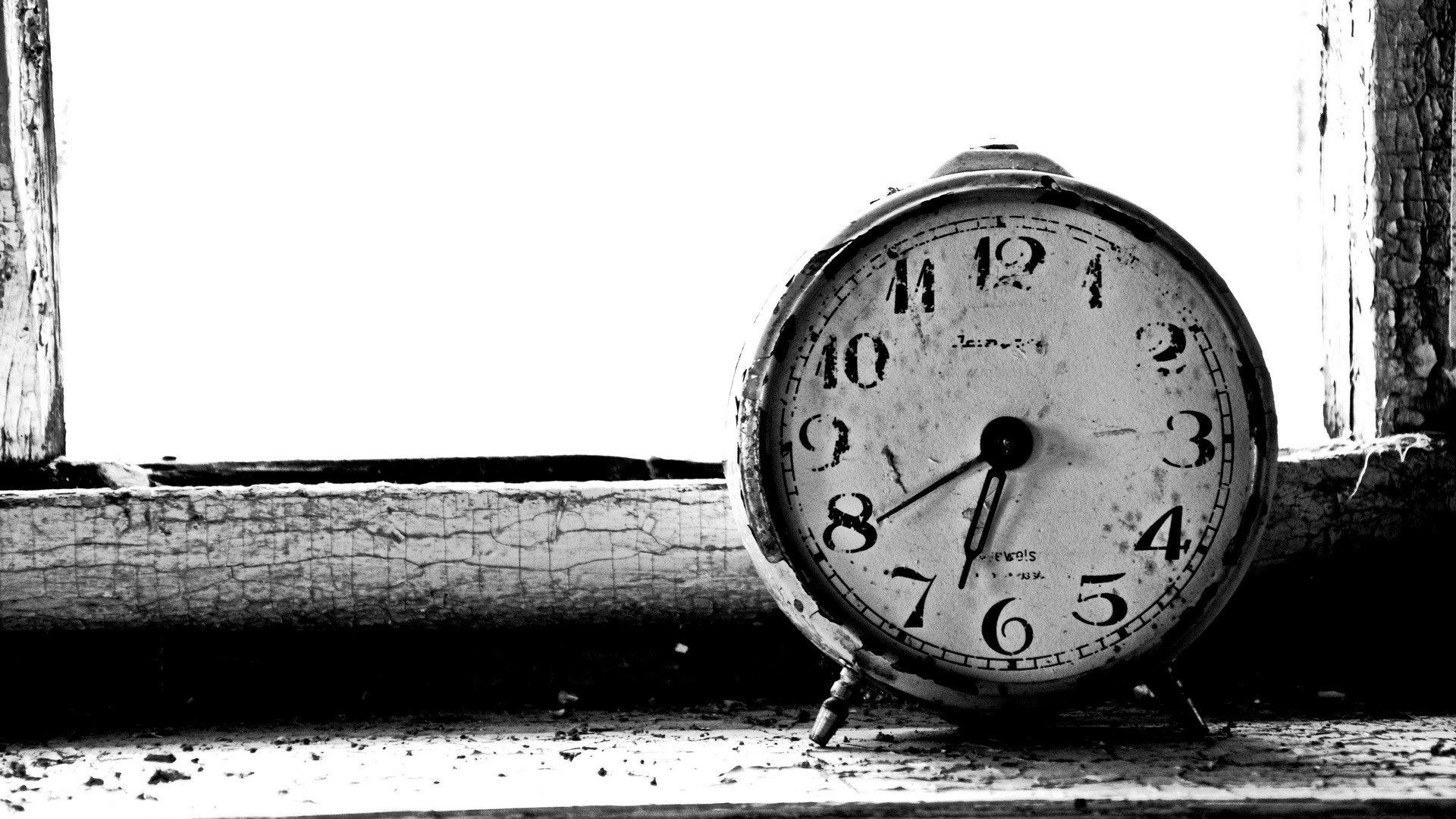 Старые былые времена. Старинные часы. Черно белые старинные часы. Старые часы на черном фоне. Старинные часы на черном фоне.