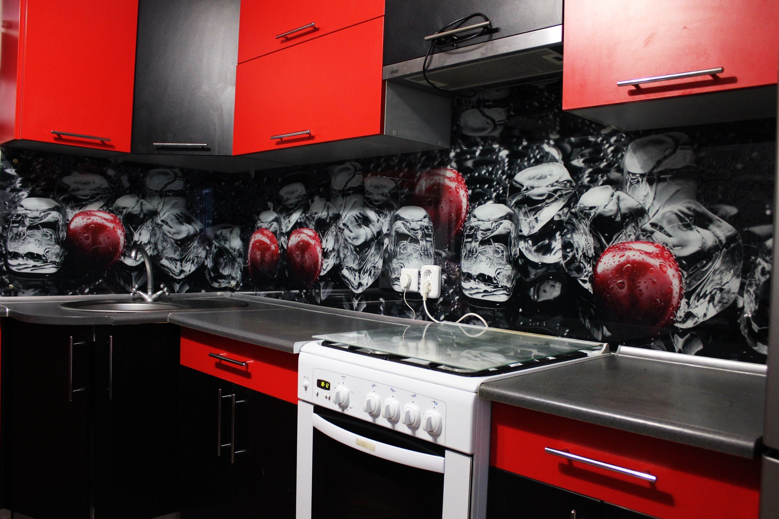 Обои кухонный фартук. Стеновая панель Альбико м19. Красно черная кухня. Фартук для черно красной кухни. Фартук для красного кухонного гарнитура.