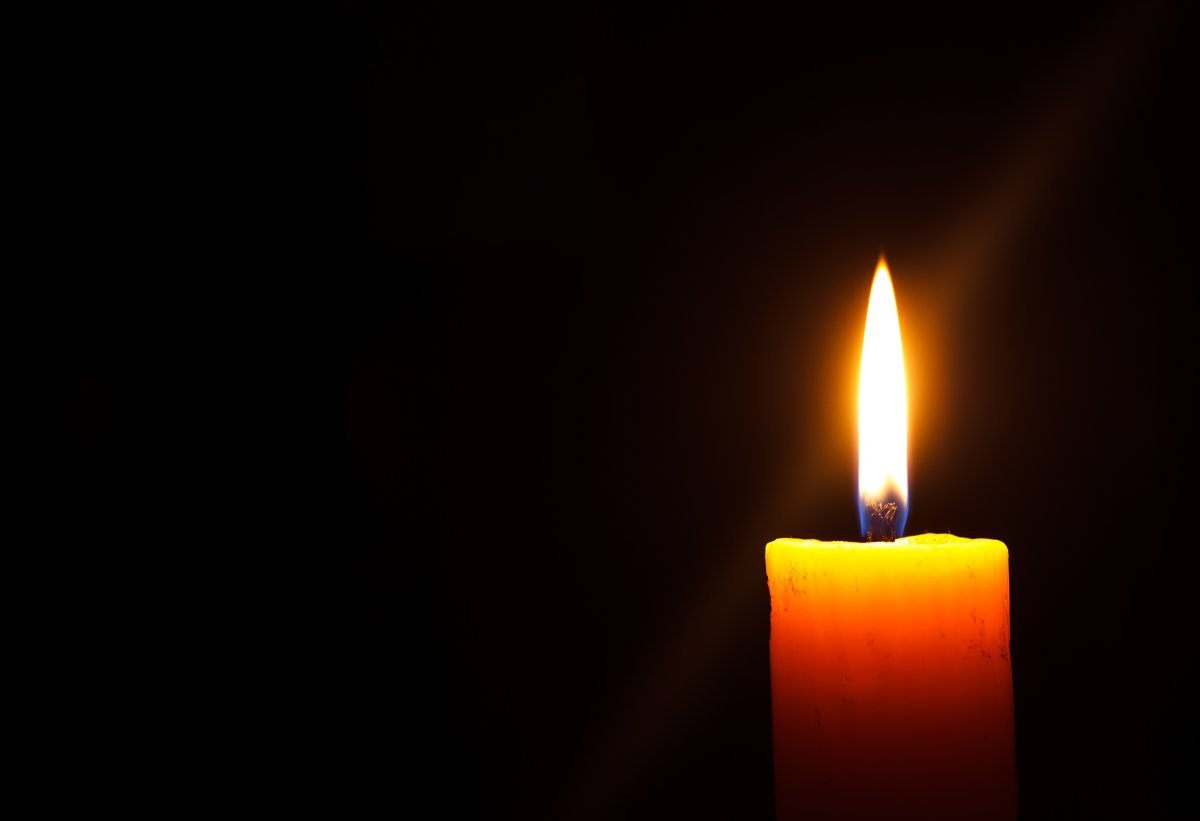 горящая свеча на черном фоне фото