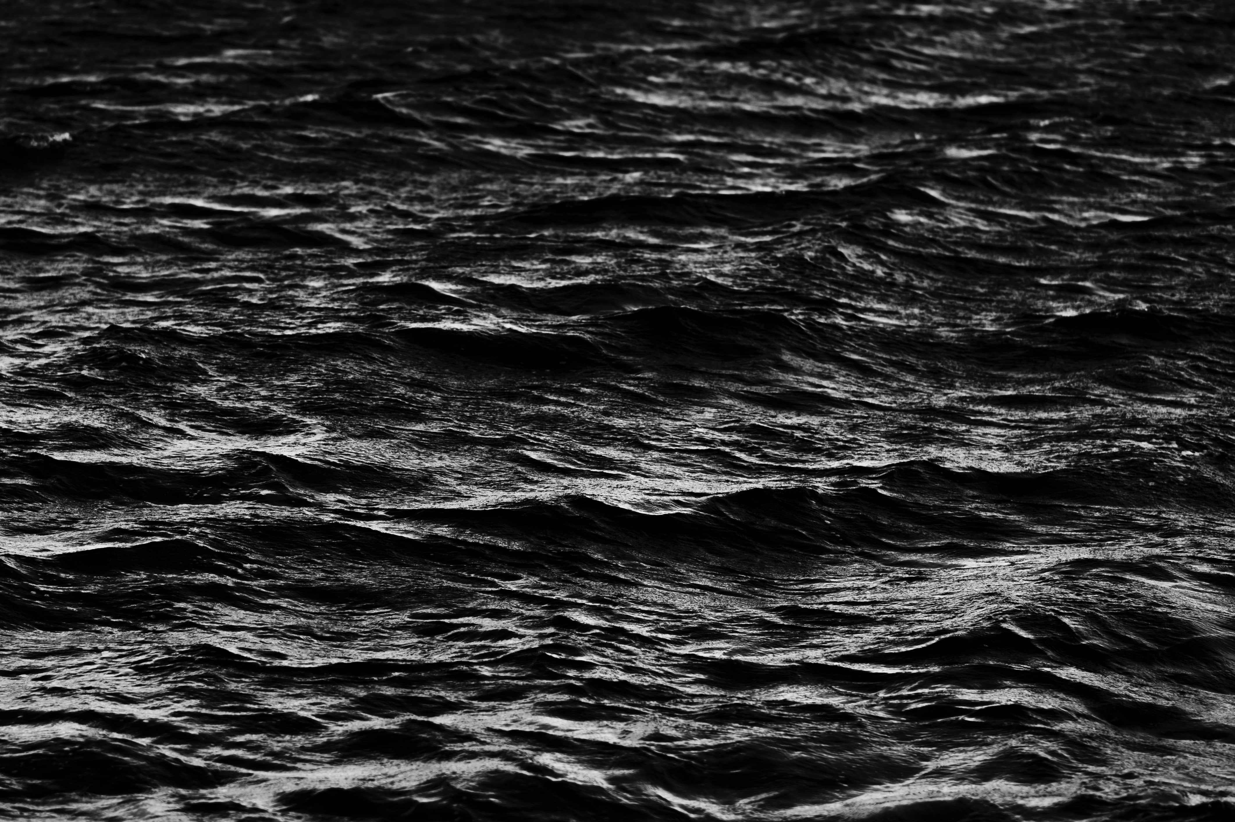 Белые волны песня. Черная вода. Черные волны. Темные воды. Фон море темное.