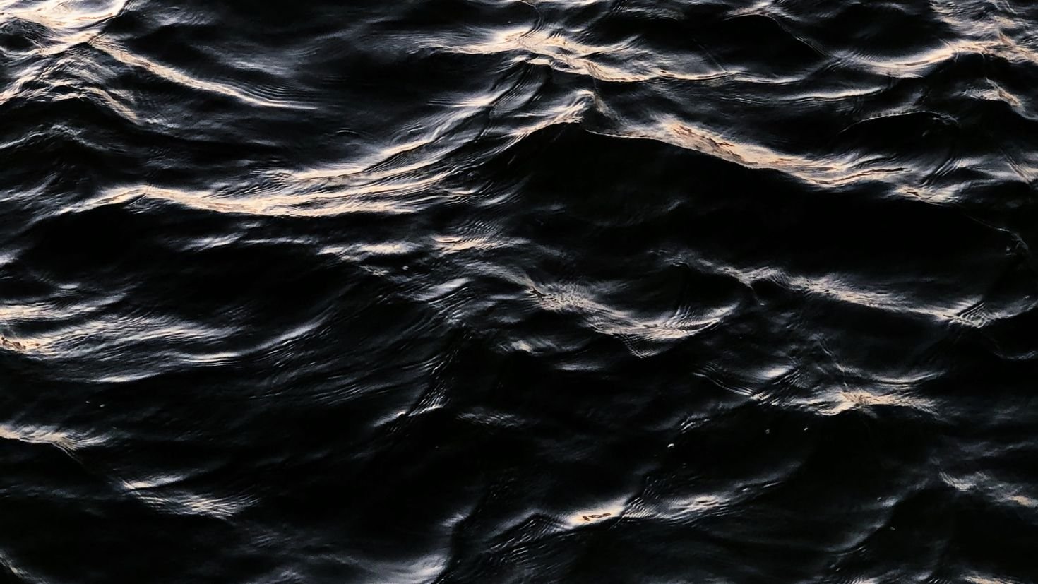 море на черном фоне