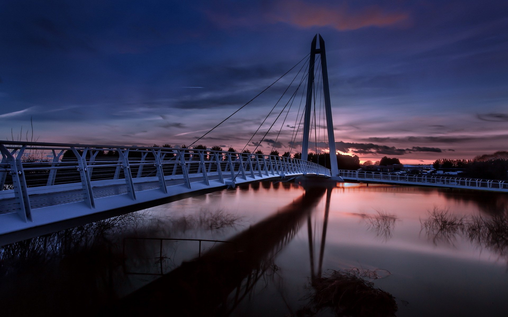 В оренбурге какой мост. Мост Европа Азия Оренбург. Ночной мост. Мост в городе. Ночной город мост.