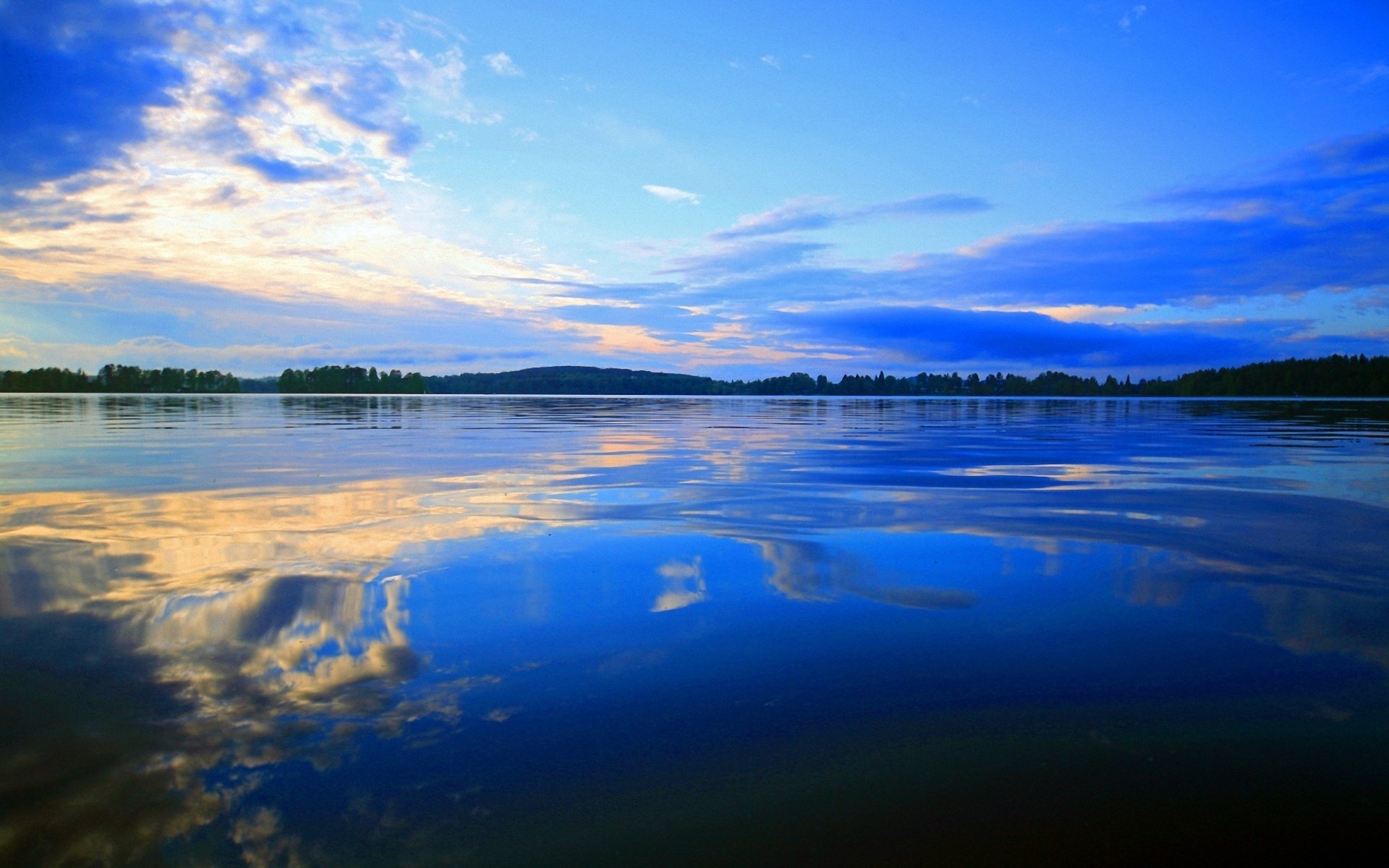 Вода озеро свет. Зеркальная гладь озера. Зеркальное (озеро, Приморский край). Гладь озера. Водная гладь.