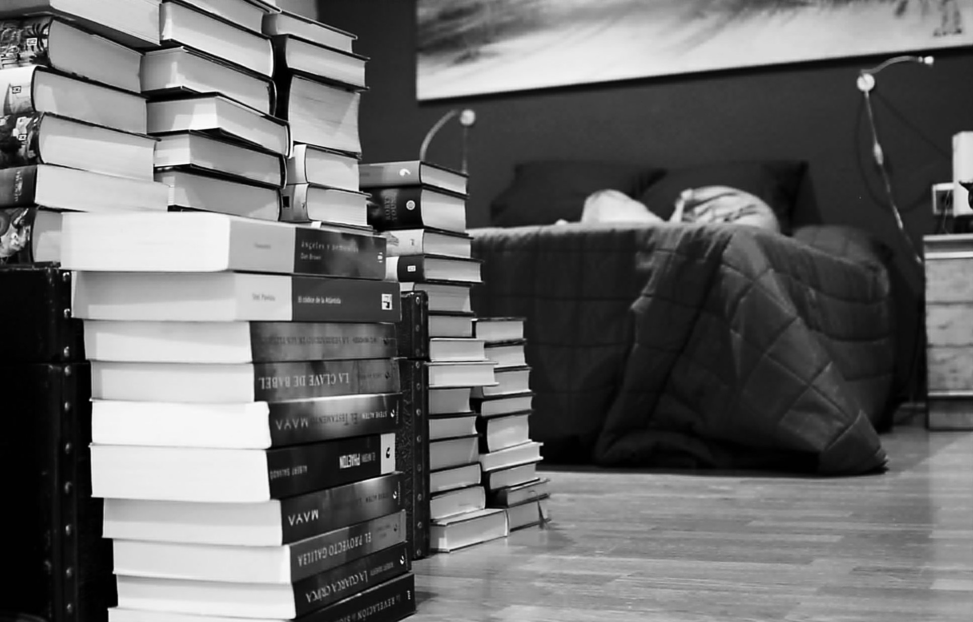 Шестьюстами книгами. Много книг. Стопка книг. Книга черно белая. Стопка книг в библиотеке.