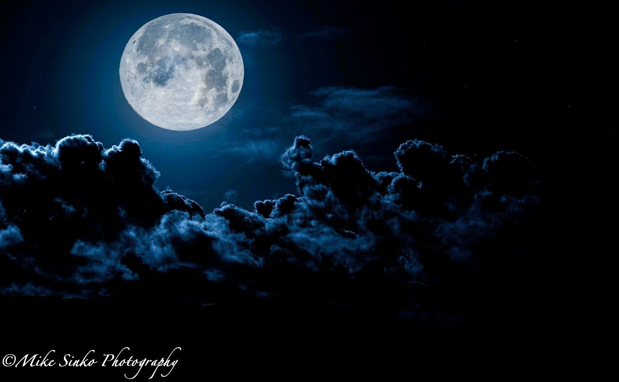 Ночь с луной 4. Лунное небо. Луна на небе. Ночное небо с луной. Ночное небо с облаками.