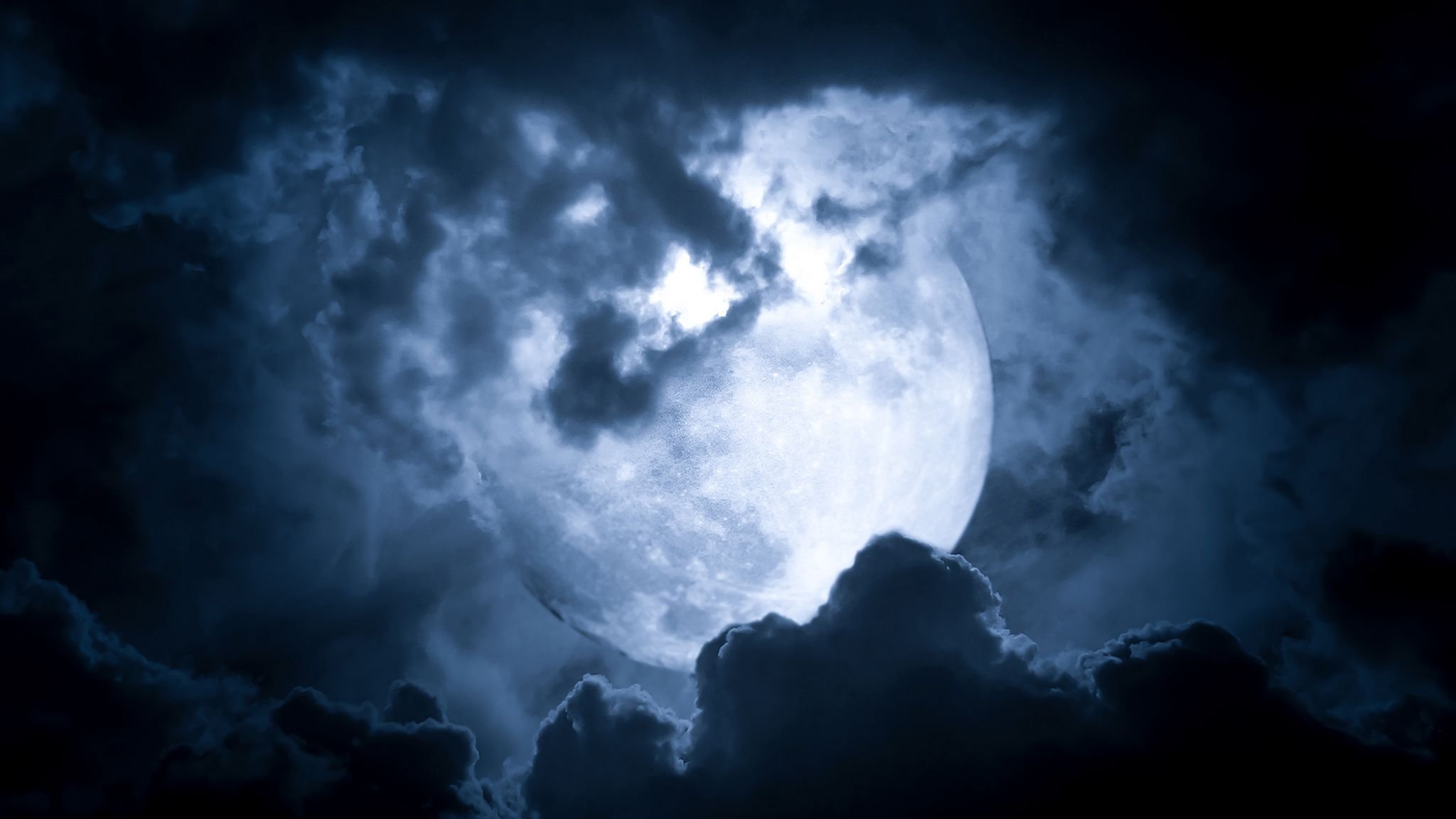 Луна в облаках. Лунное небо. Темное небо с луной. Лунный свет.