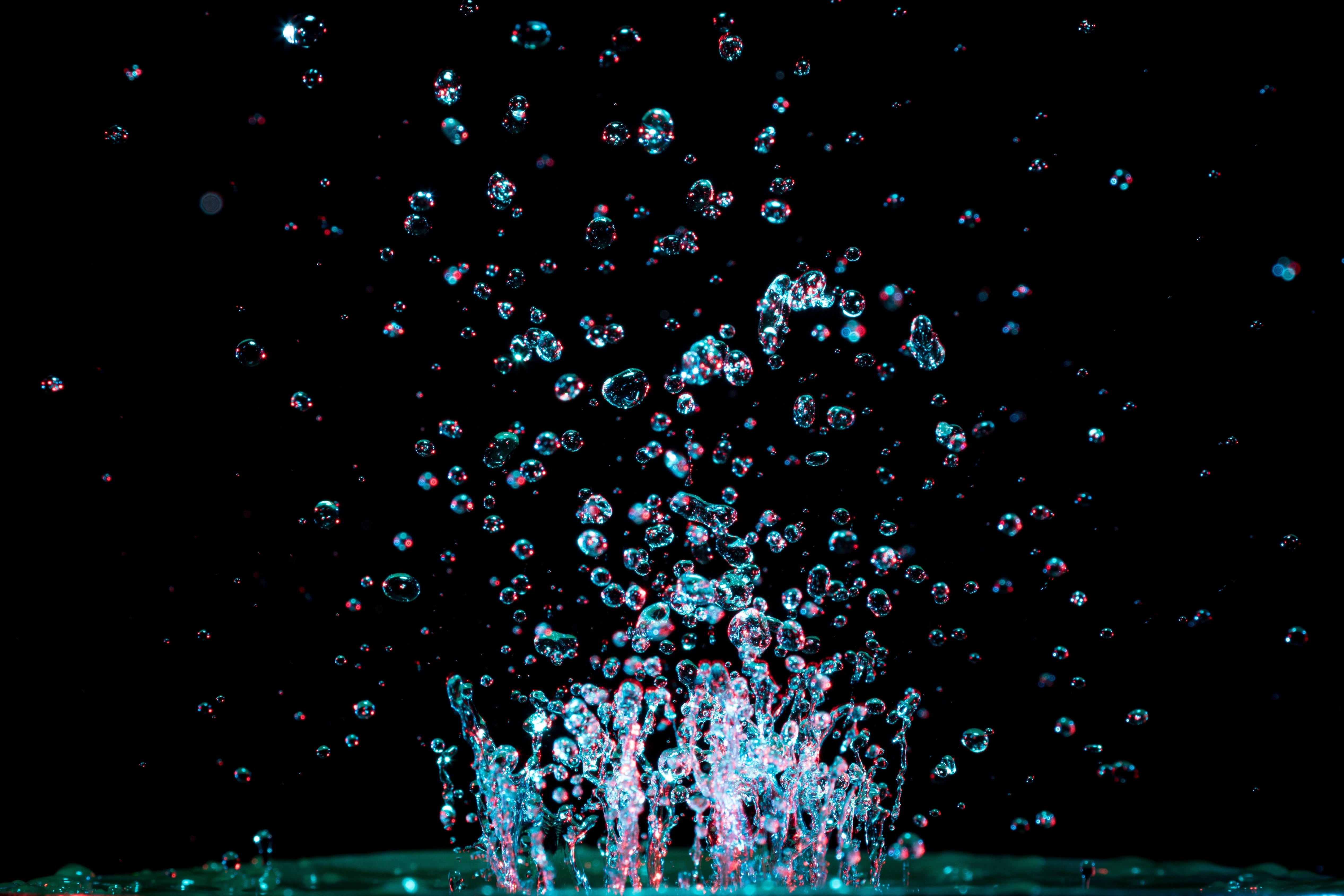 Всплеск воды звук. Брызги воды. Пузырьки в воде. Вода на черном фоне. Пузыри под водой.