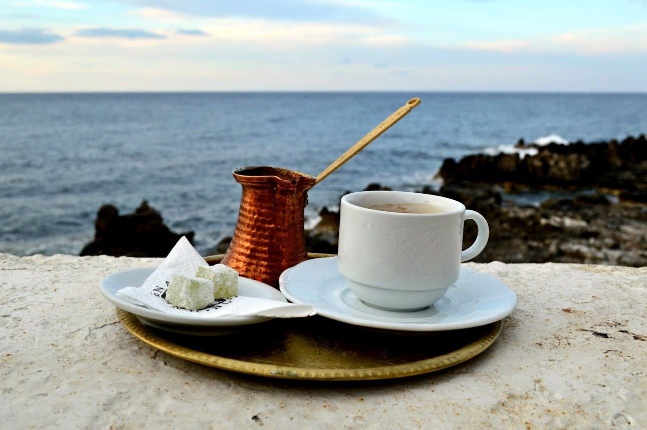 Красивая картинка море утро. Чашка кофе на берегу моря. Чашечка моря. Завтрак у моря. Утреннее море.