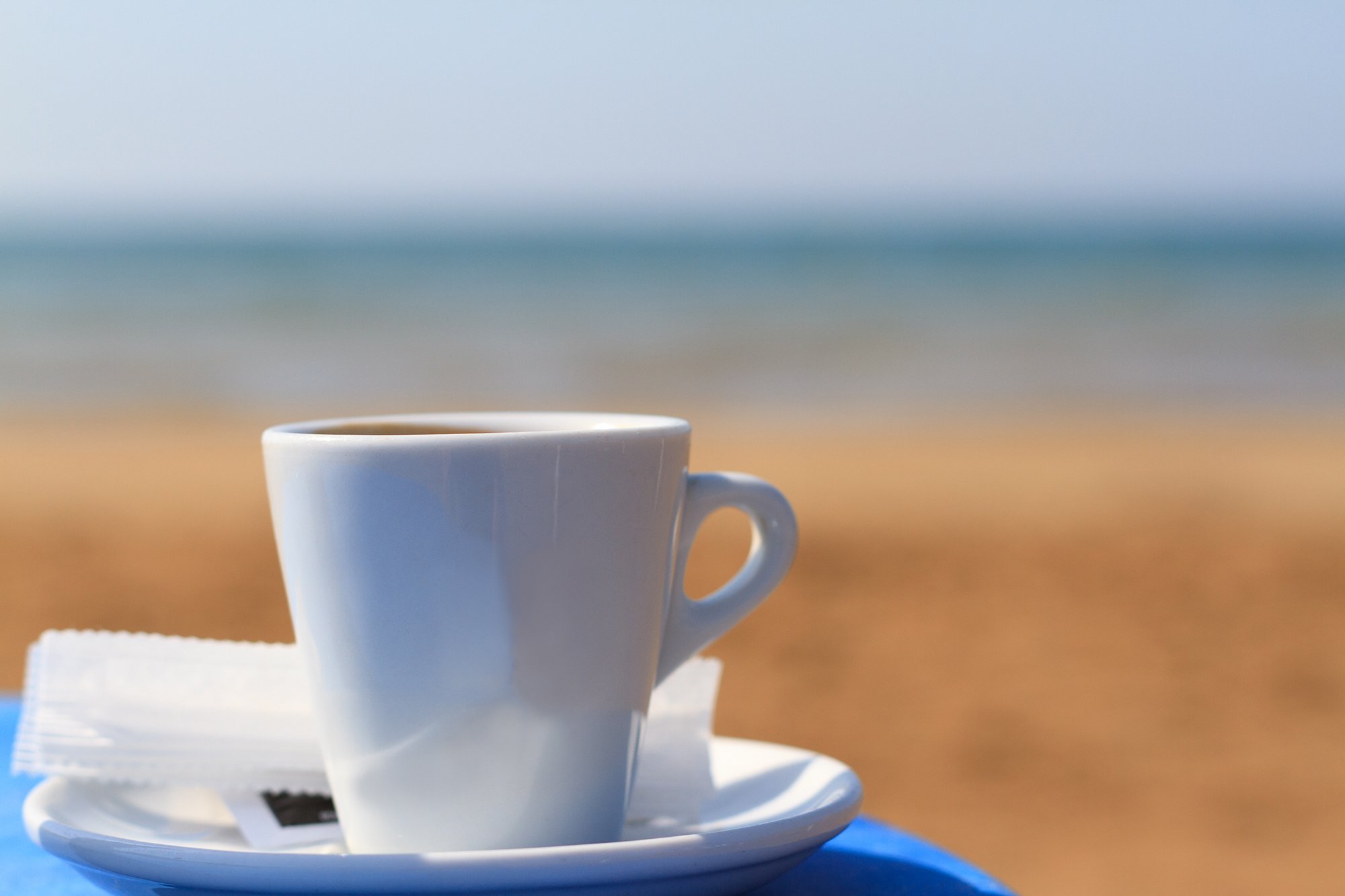 Sea cup. Кофе и море. Чашка кофе на море. Кофе на фоне моря. Кофе солнце море.