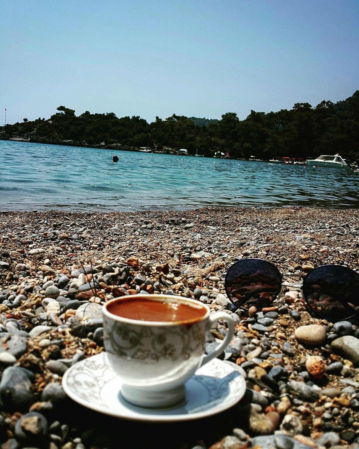 Sea cup. Кофе на берегу моря. Чашка кофе на море. Кофе на побережье. Чашка кофе на берегу моря.