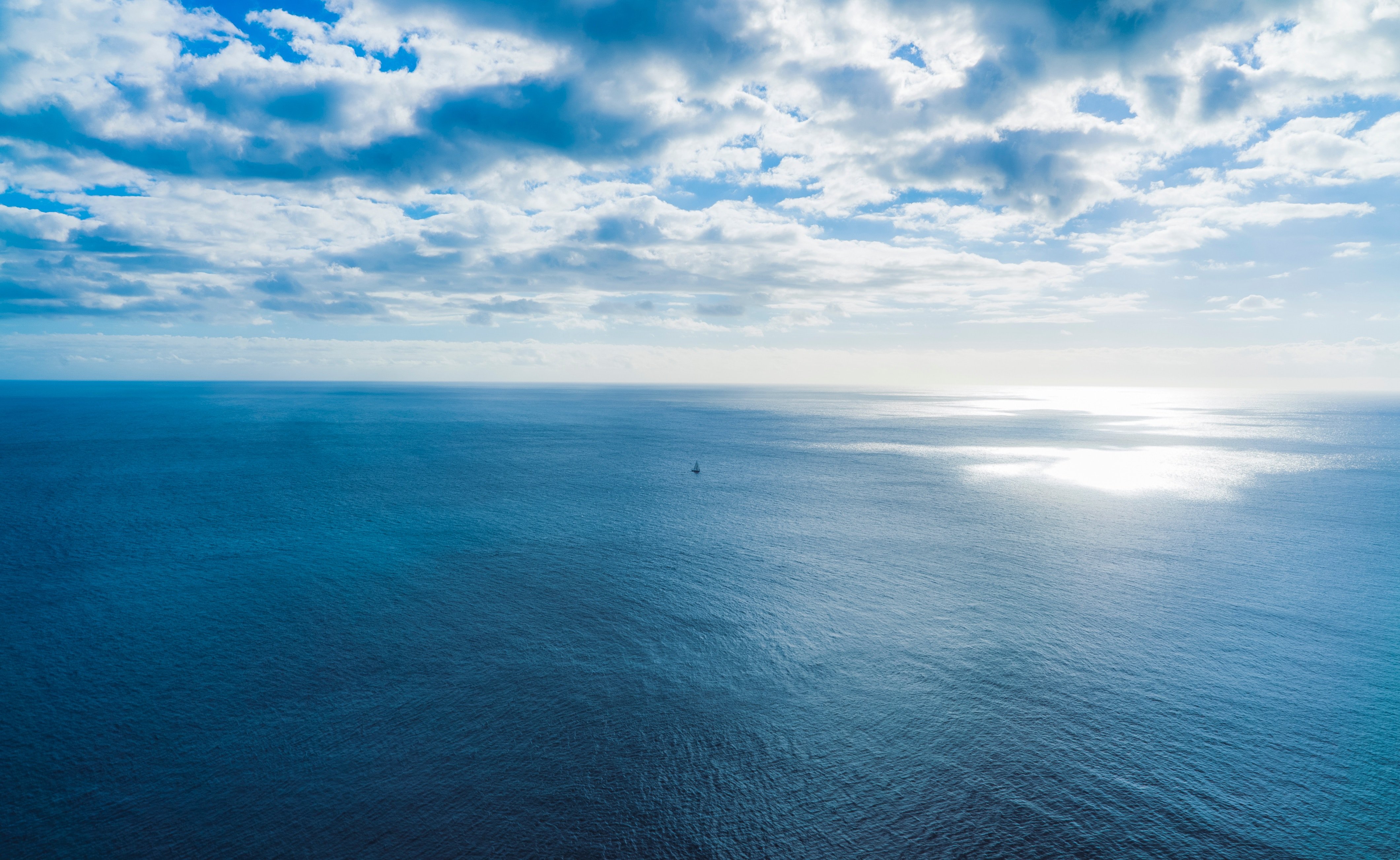 Облака бегут над морем значение. Штиль в тихом океане. Море Горизонт. Тихое море. Море и небо.