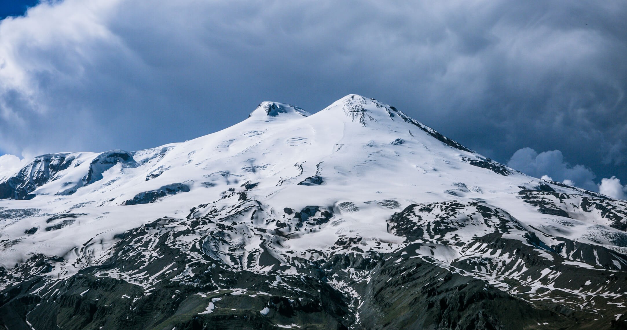 Гора эльбрус самая высокая точка. Кавказские горы гора Эльбрус. Северный Кавказ Эльбрус. Самая высокая гора Кавказа Эльбрус. Горы КЧР Эльбрус.