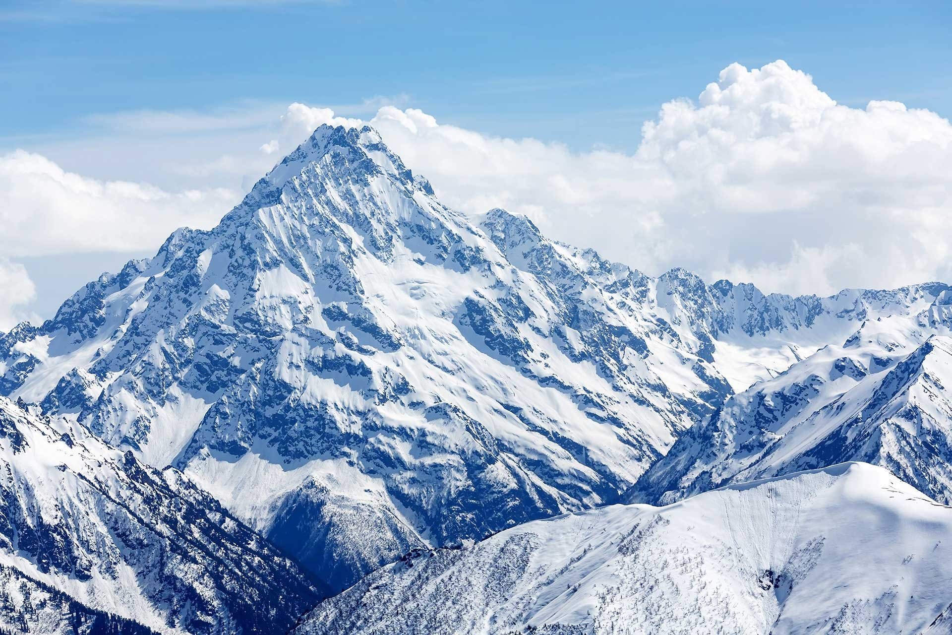 Горы Кавказа на белом фоне