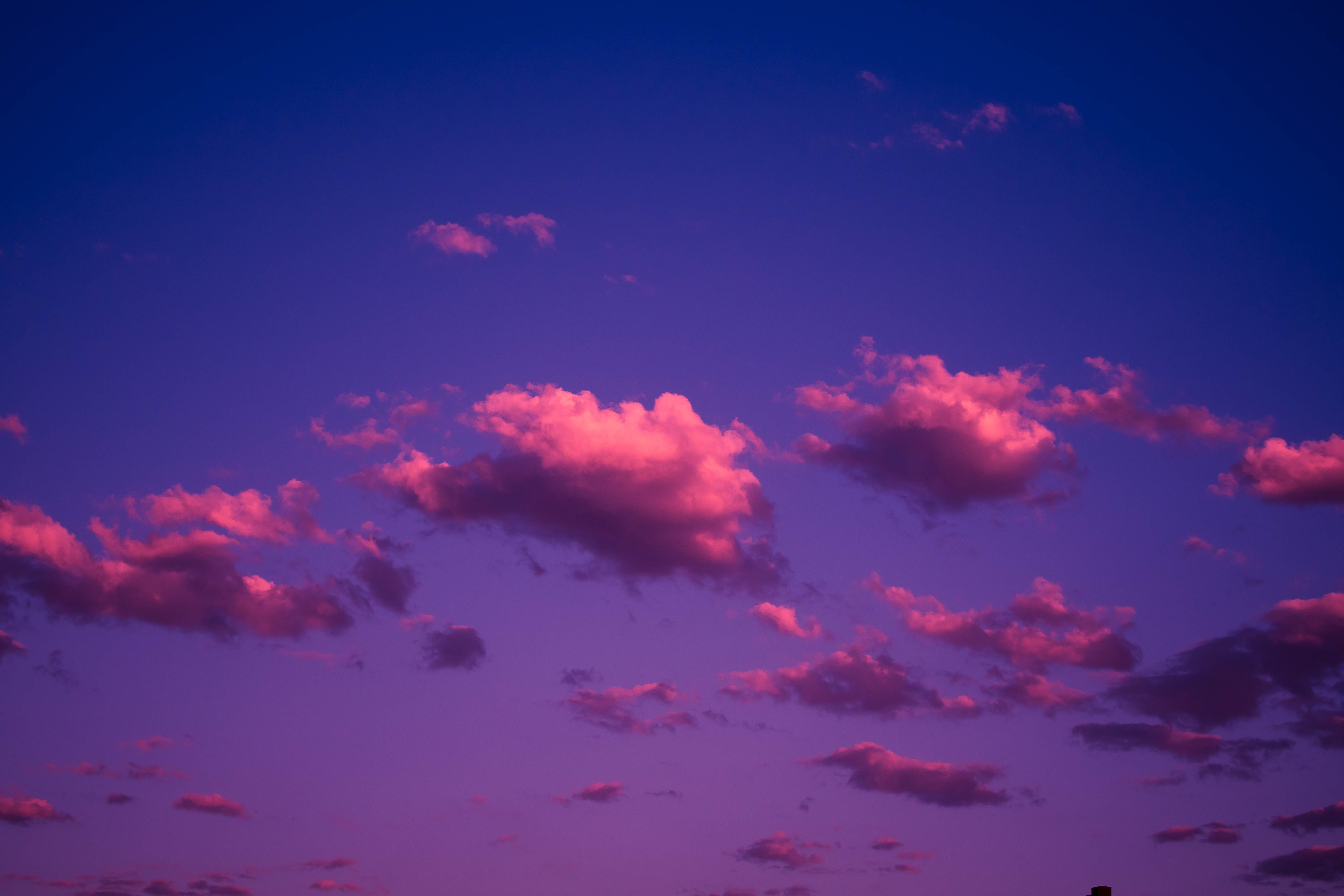 Ис небо. Розовое небо. Розовое облако. Розово голубое небо. Розовые облака на синем небе.