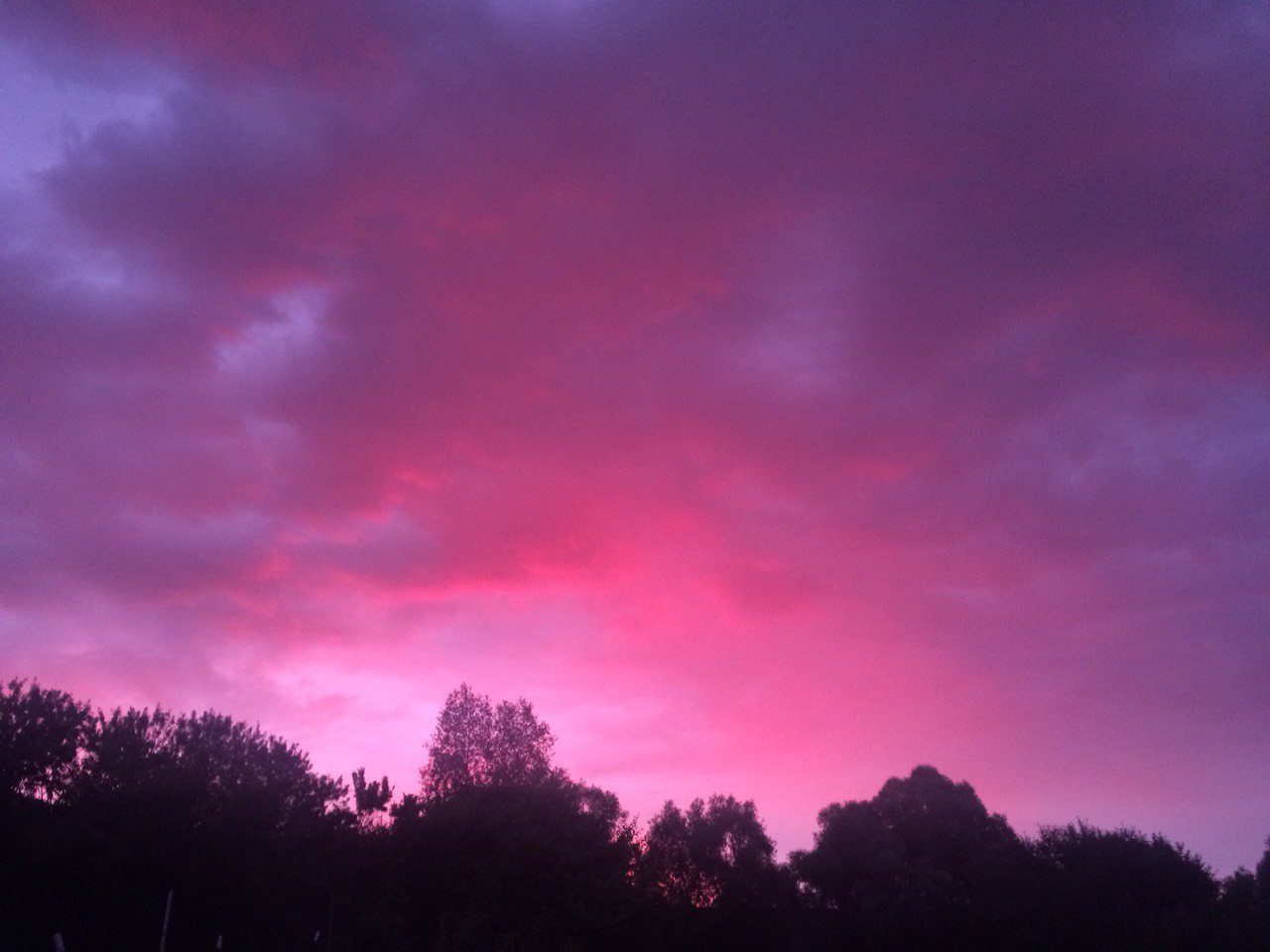 Видео красивеньких. Серобуро малиновый. Фиолетовый закат. Эстетика розового и фиолетового. Фиолетовое небо.