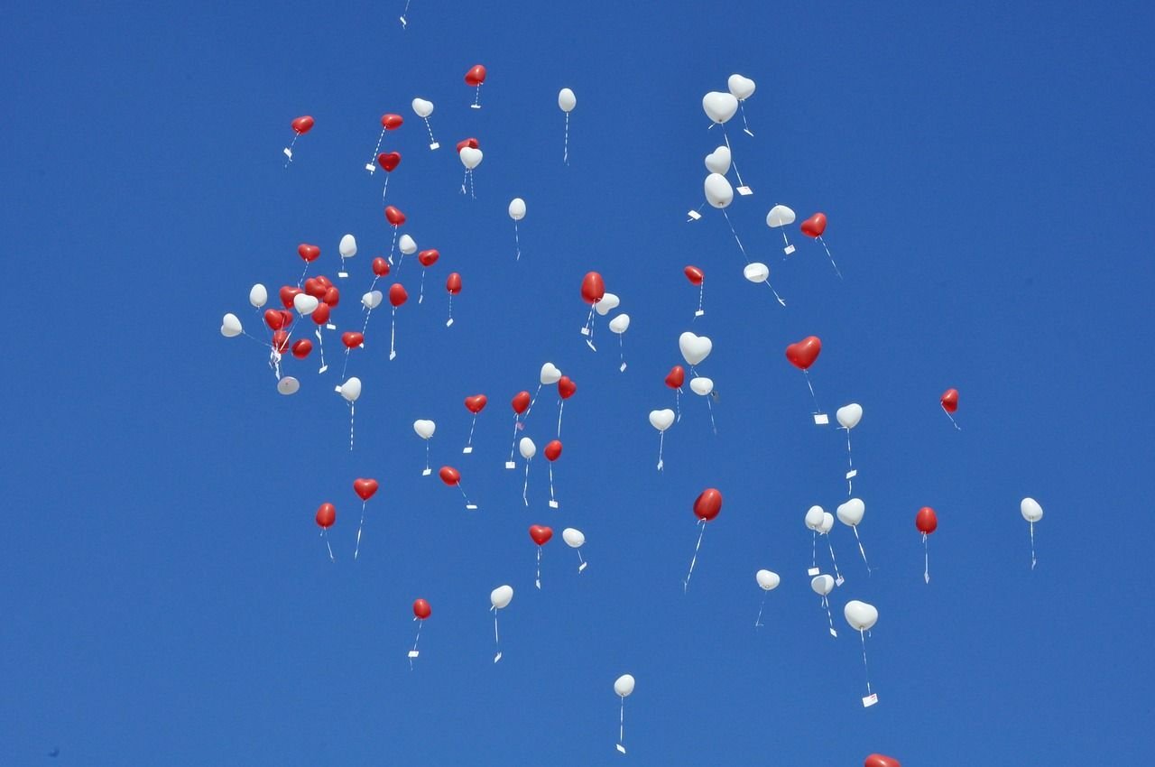 Красный воздушный шарик в небе