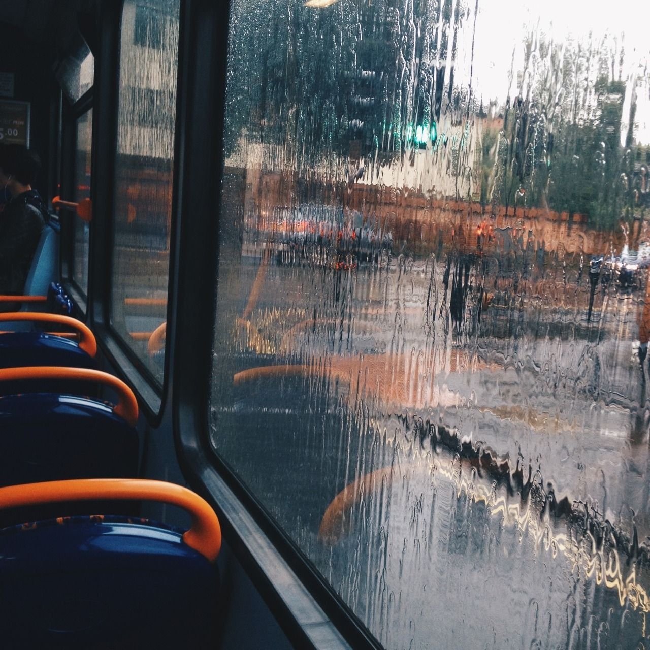 Дождь без перерыва. Вид из автобуса. Красивый вид из автобуса. Вид из окна автобуса. Окно автобуса.