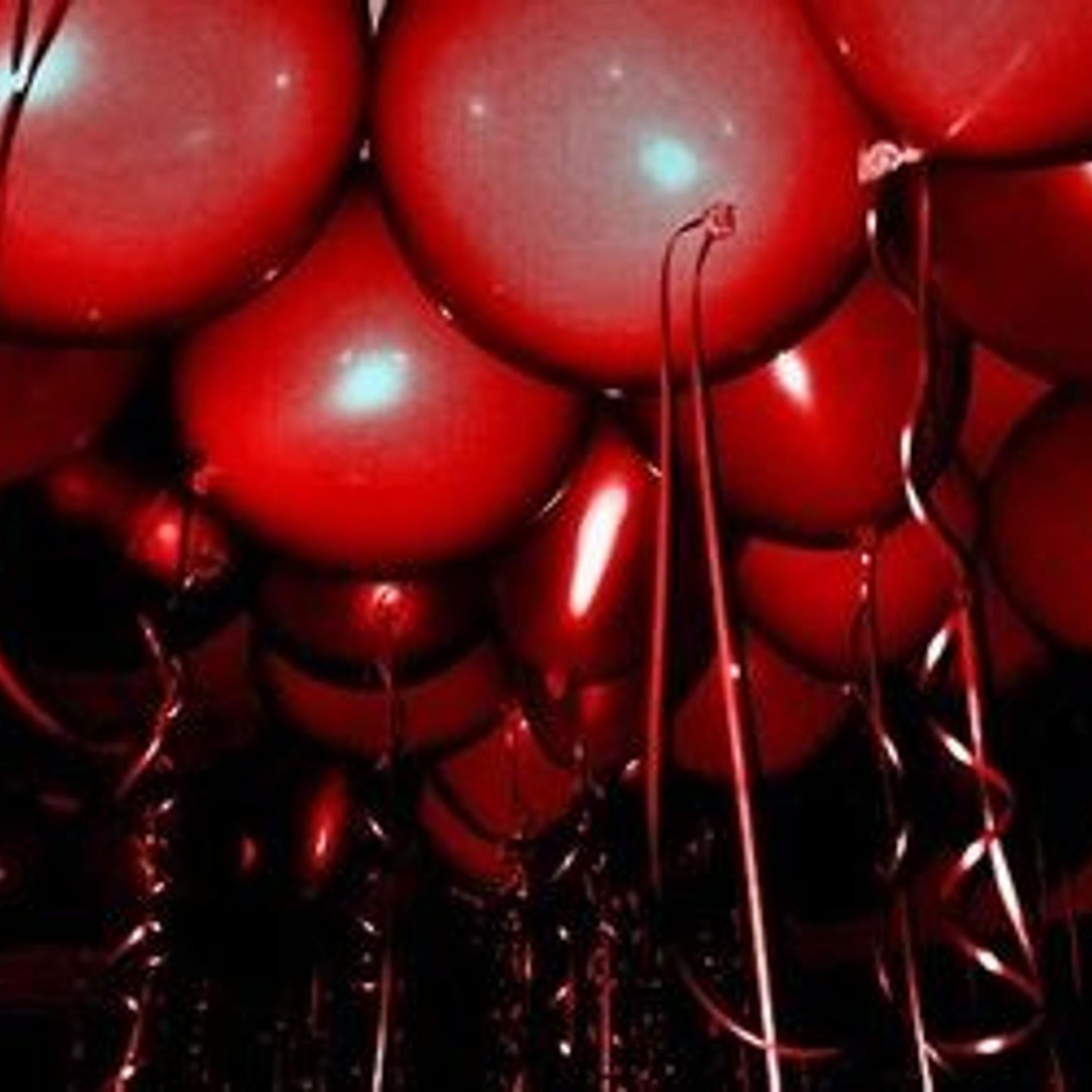 Видео красных шаров. Красные шары. Красно черные шары. Воздушные шары Эстетика. Красно черные шары композиции.