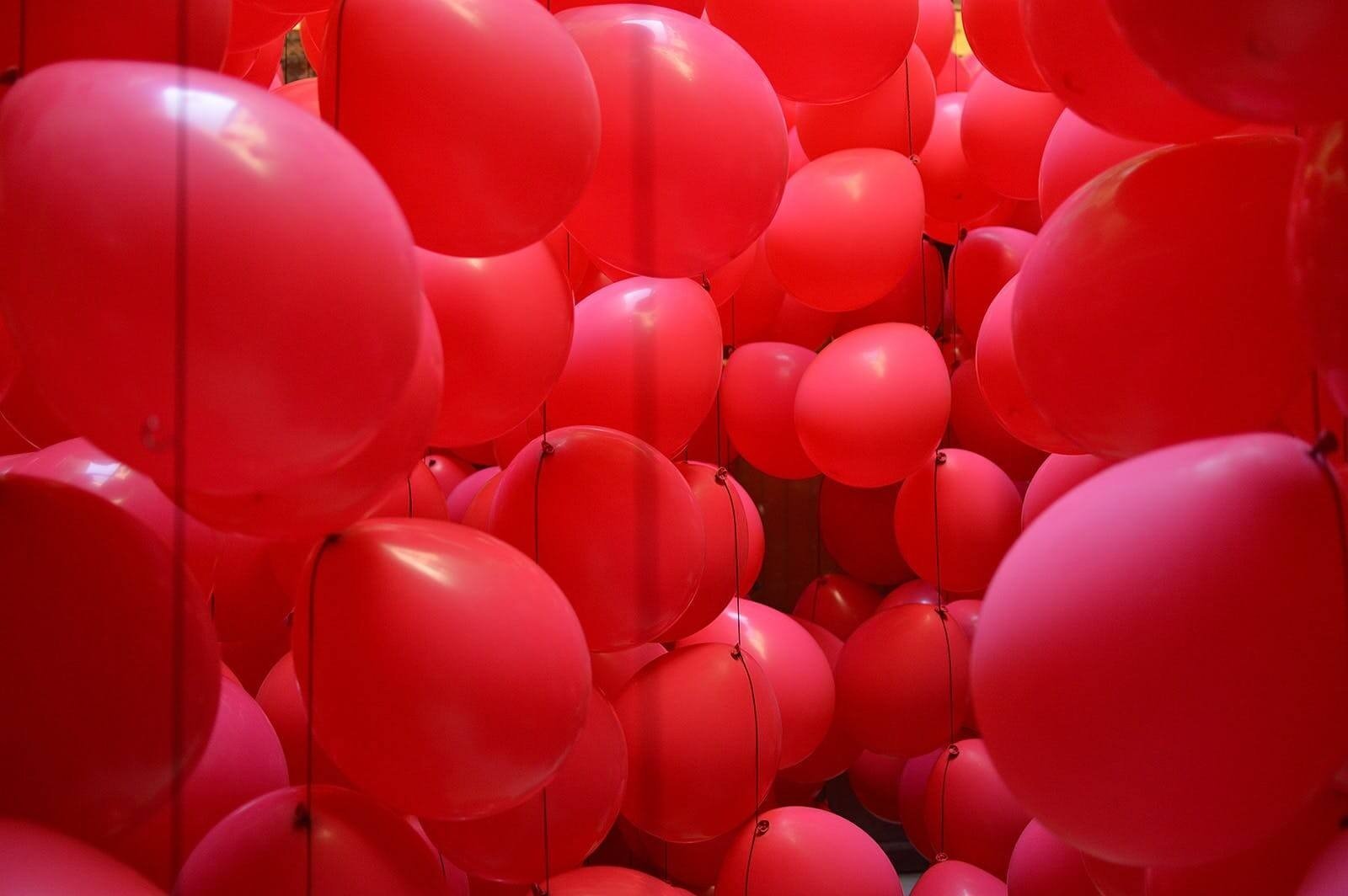 Видео красных шаров. Красные шары. Фон с шарами. Красные воздушные шары много. Воздушный шарик.