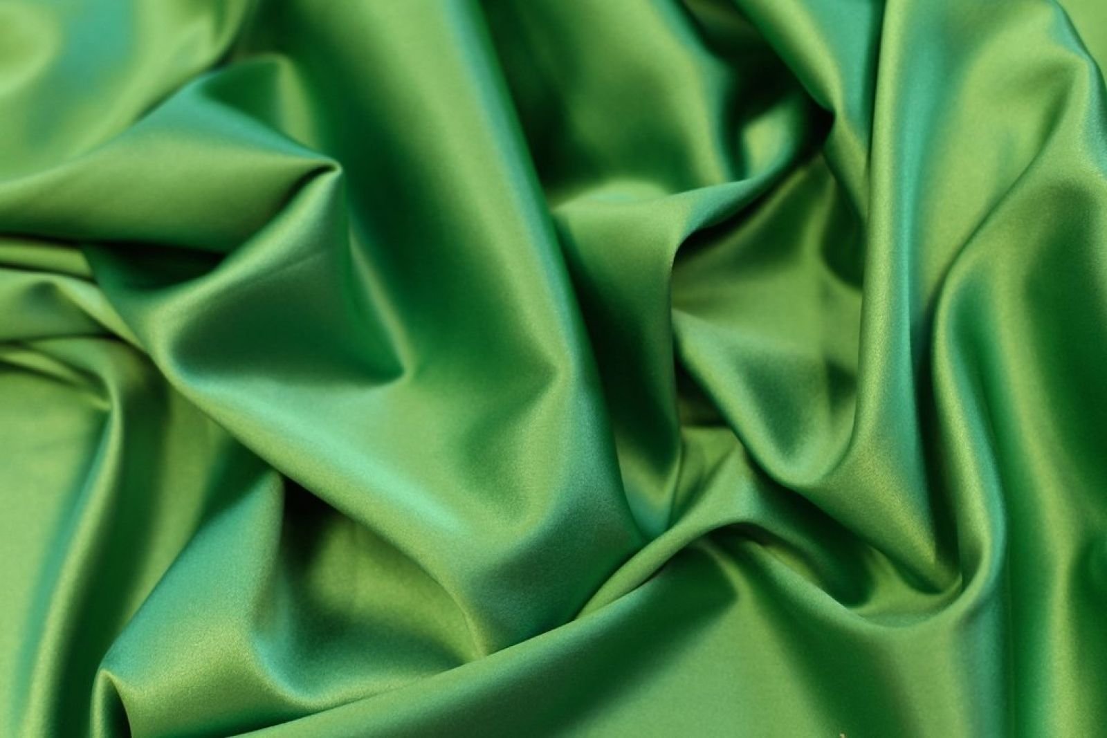 Ткань зеленая с цветами. Изумрудный атлас ткань. Атлас стрейч салатово зеленый. Зеленая ткань. Красивые ткани.