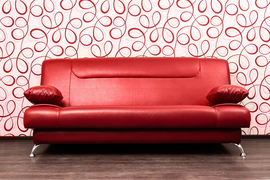 Фон зеленая стена красный диван