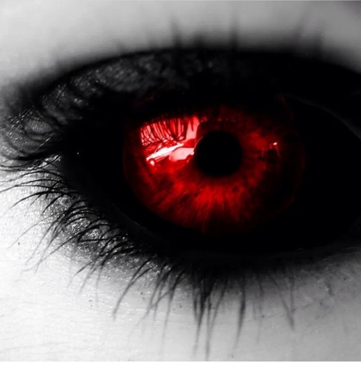 Чёрные глаза с красными зрачками