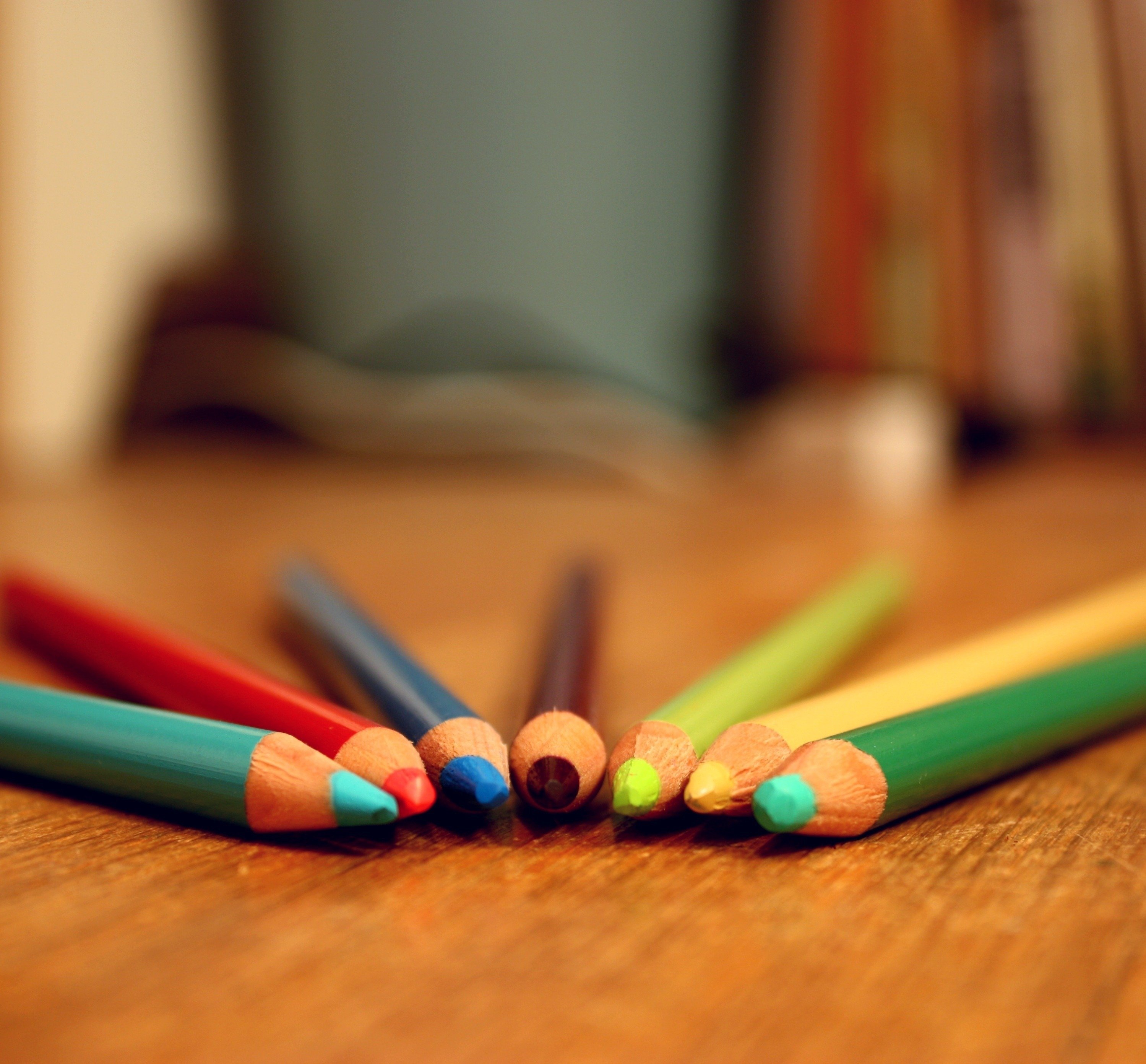 Как сделать красивый карандаш. Карандаши цветные. Карандаши на столе. Цветные карандаши на столе. Карандаши обои.