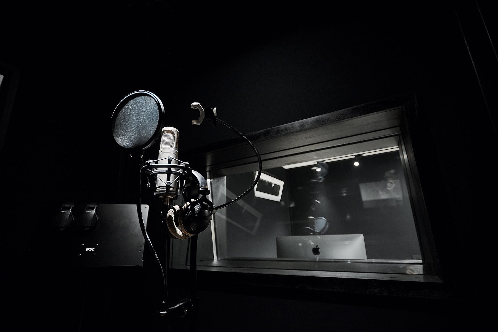Вокальный монолог. Студия звукозаписи Орехово-Зуево. Микрофон в студии. Студийный микрофон. Студийный микрофон для записи треков.