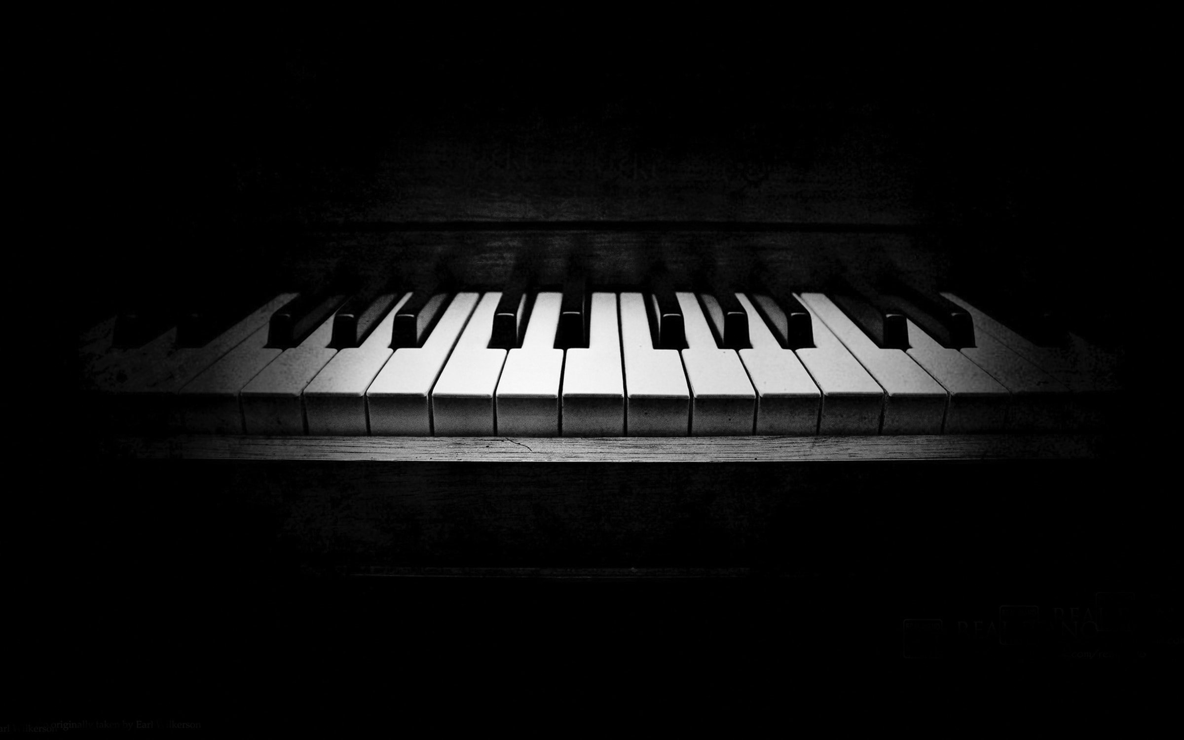 Песня черный рояль. Рояль на черном фоне. Пианино. Рояль на темном фоне. Фортепиано фон.