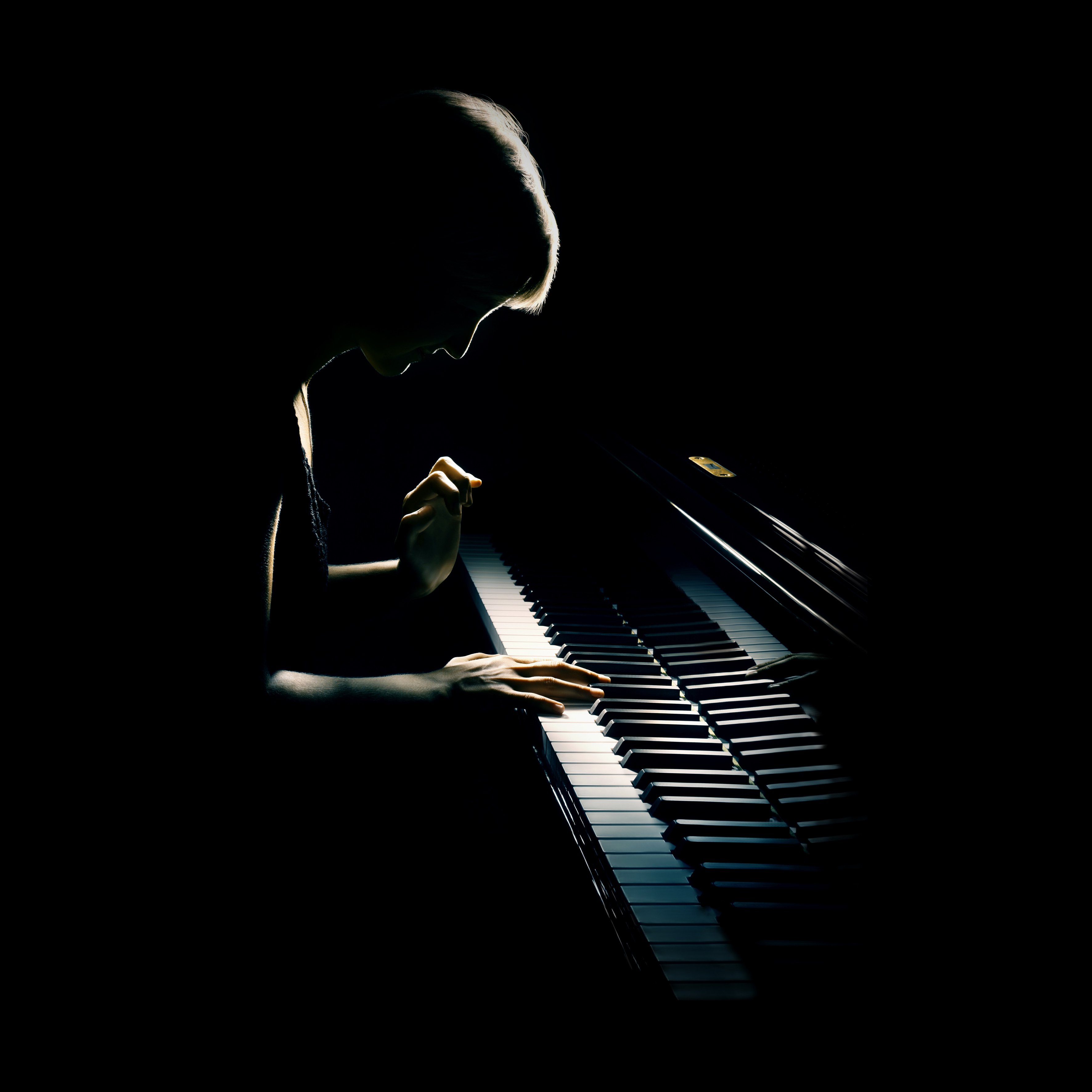 Песня черный рояль. Фортепиано. Девушка и пианино. Человек за пианино. Человек за роялем.