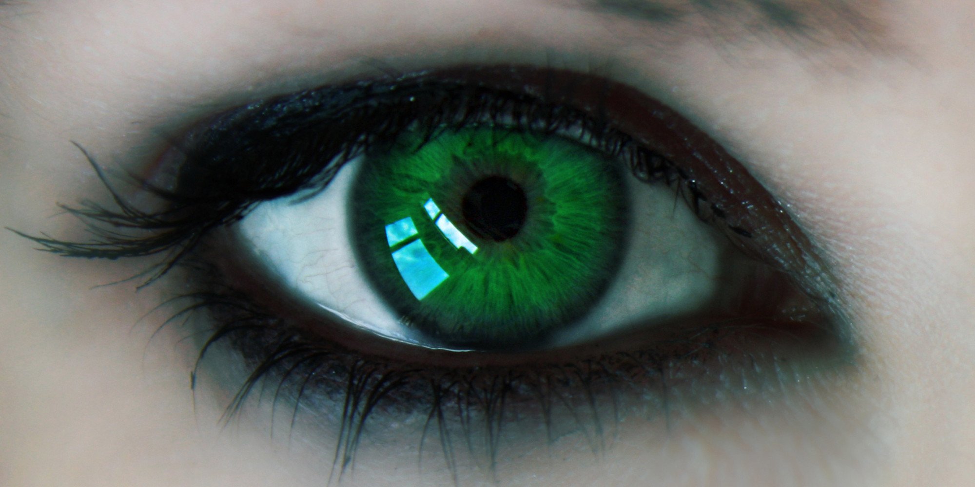 Зеленый глаз фото красивые. Изумрудно зеленые глаза. Красивые зеленые глаза. Изумрудный цвет глаз. Ярко зеленые глаза.