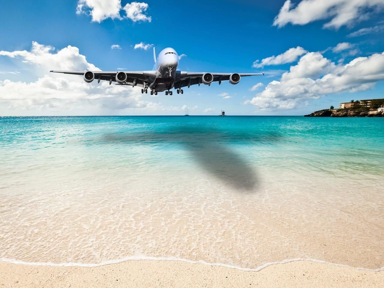 Самолет бич. Пляж махо сен-Мартен. Пляж махо на острове сен-Мартен. Самолет над пляжем.