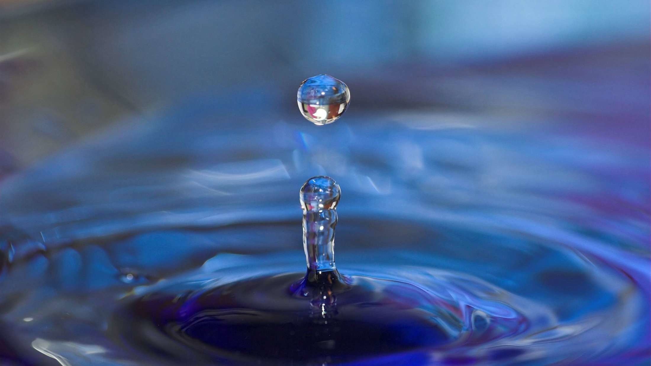 Вода артезианский источник. Артезианская вода. Скважина на воду. Скважина на воду фото. Артезиан вода.