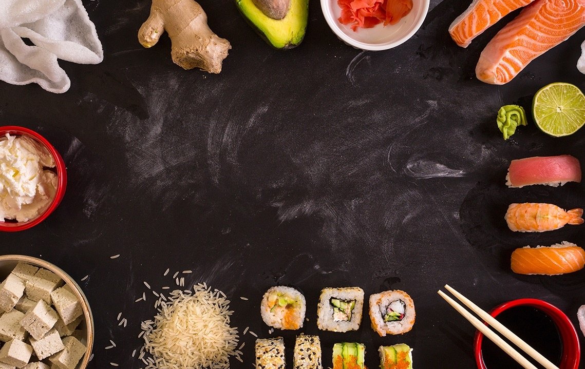 Ингредиенты для суши на черном фоне вид сверху