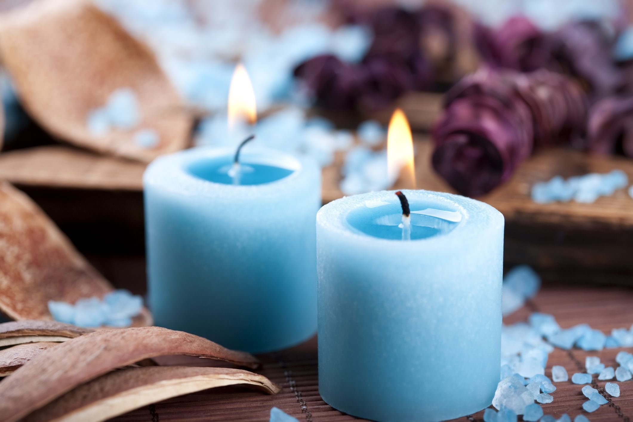 Свечи навести. Голубые свечи. Красивые свечи. Синяя свеча. Свечи красиво.