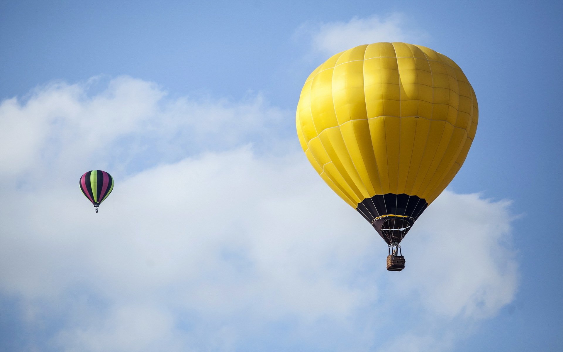 Шар на котором летают как называется. Воздушный шар с корзиной. Пассажирский воздушный шар. Желтый воздушный шар. Воздушные шары летательные.