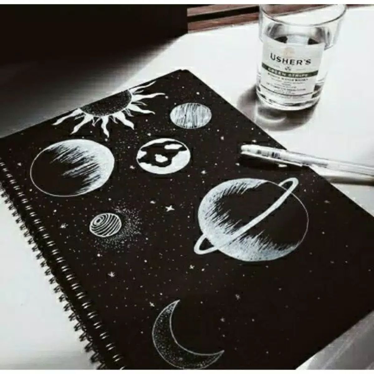 Рисунок на черном листе бумаги. Идеи для рисунков. Рисование на черной бумаге. Белой ручкой на черной бумаге. Идеи для рисования космос.
