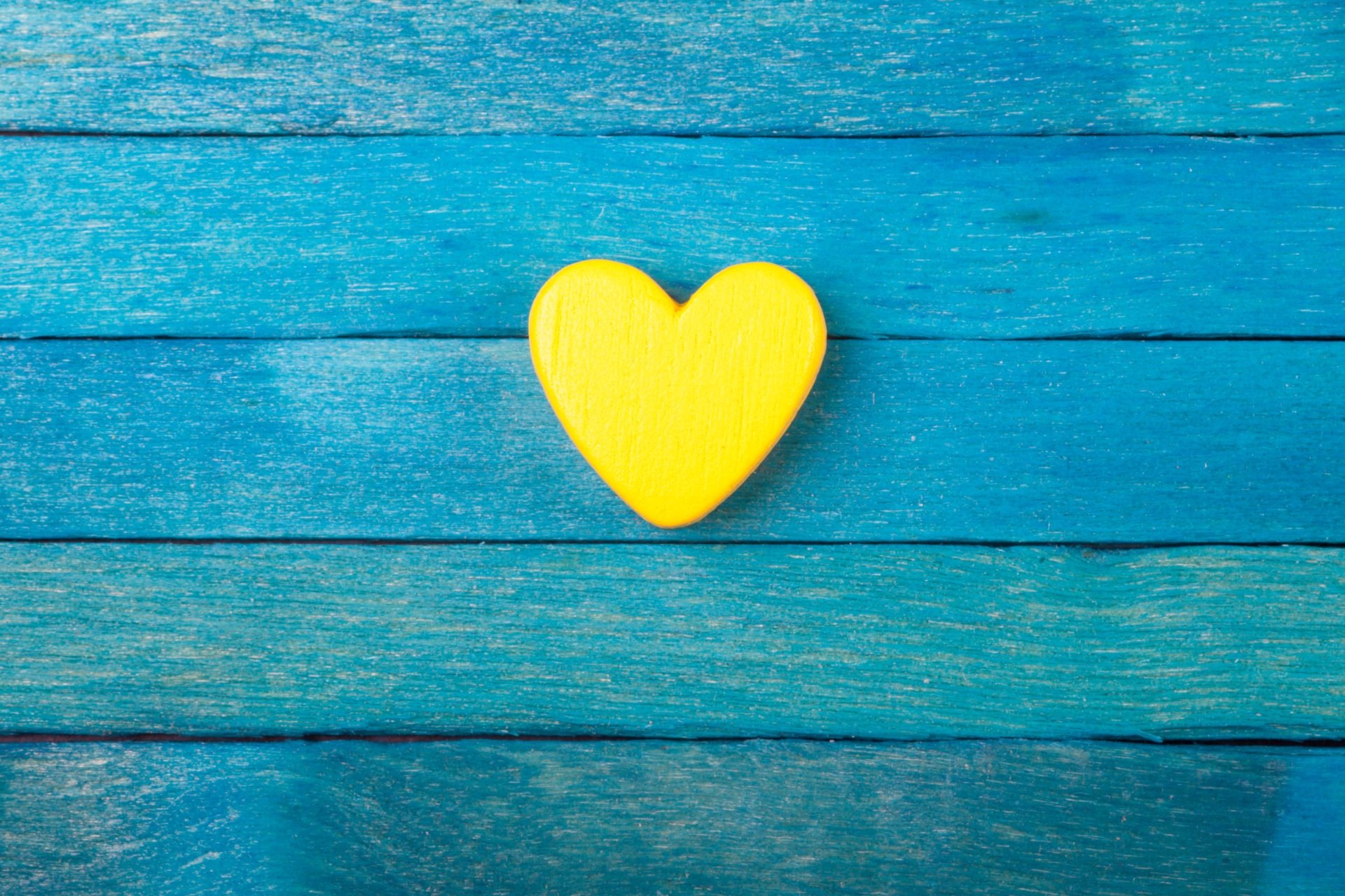 Синее сердце на жёлтом фоне
