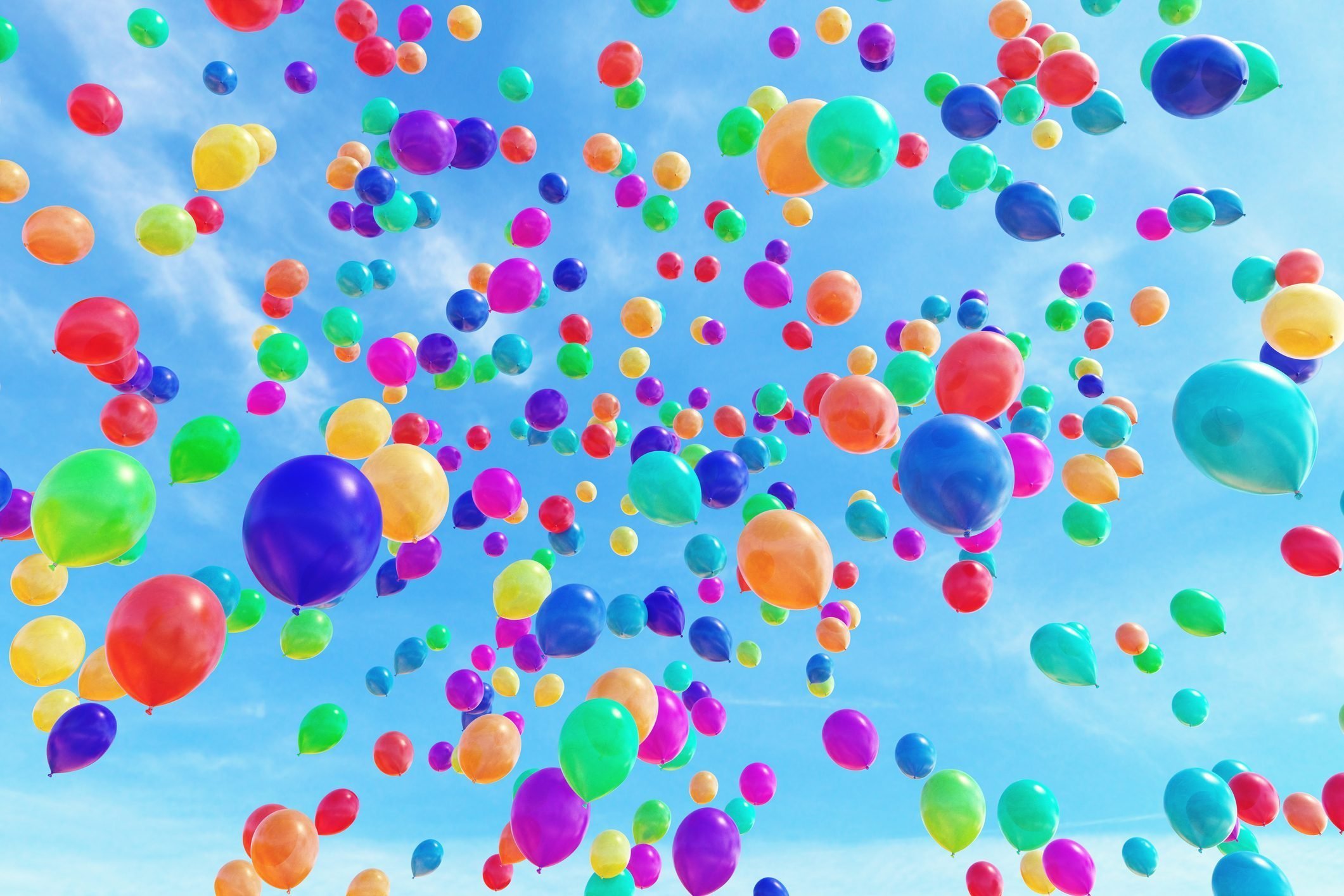 Шарики заставка карусели. Цветные шары в небе. Воздушные шары. Разноцветные шарики воздушные. Воздушные шарики в небе.