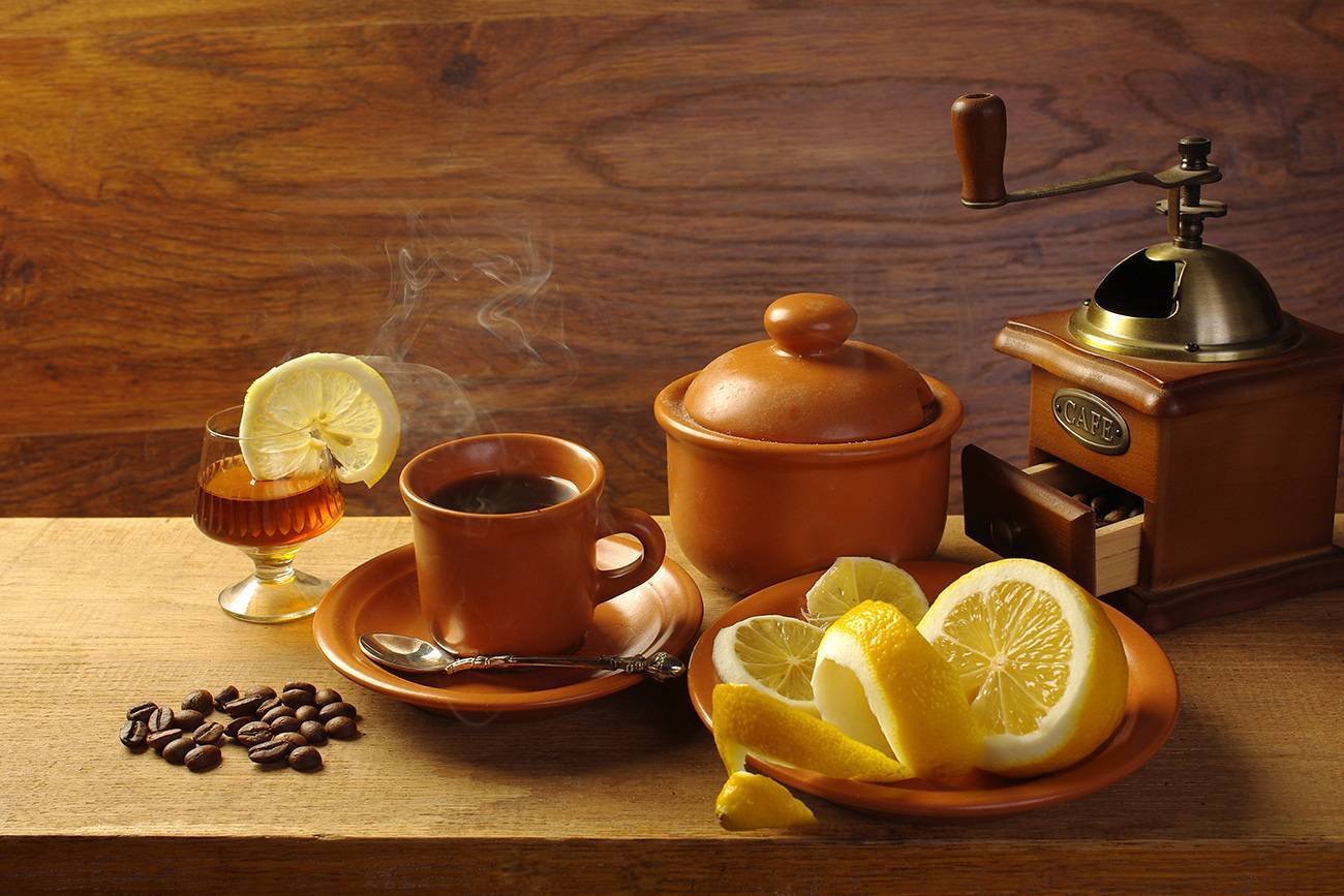 Если пить кофе с лимоном что будет. Чай и кофе. Кофе с лимоном. Кофе с коньяком. Чашка кофе с лимоном.
