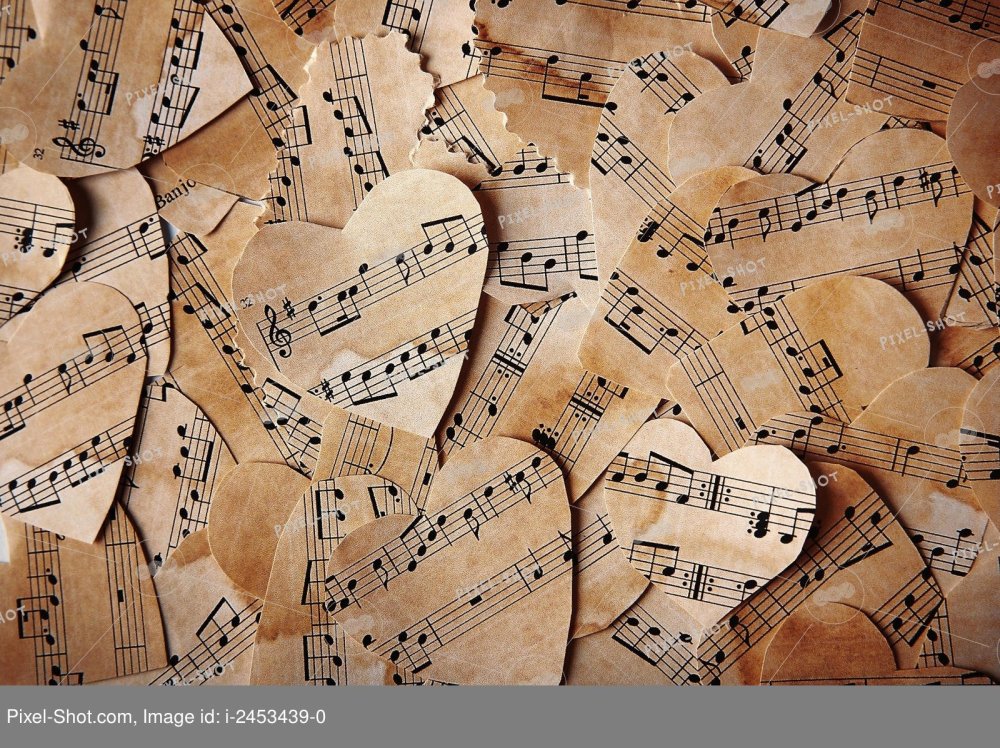 Разбросанные листы нот