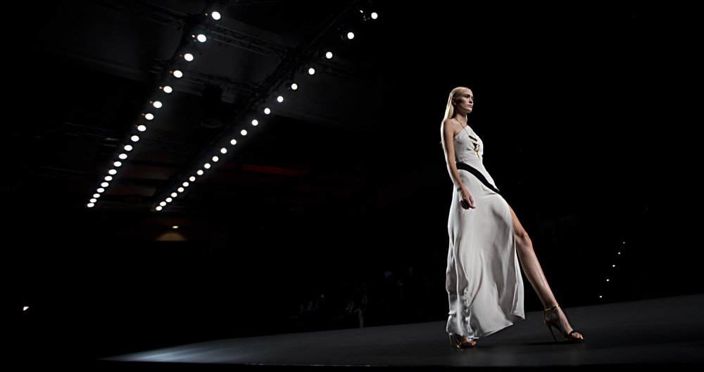 Показ мод вид сбоку