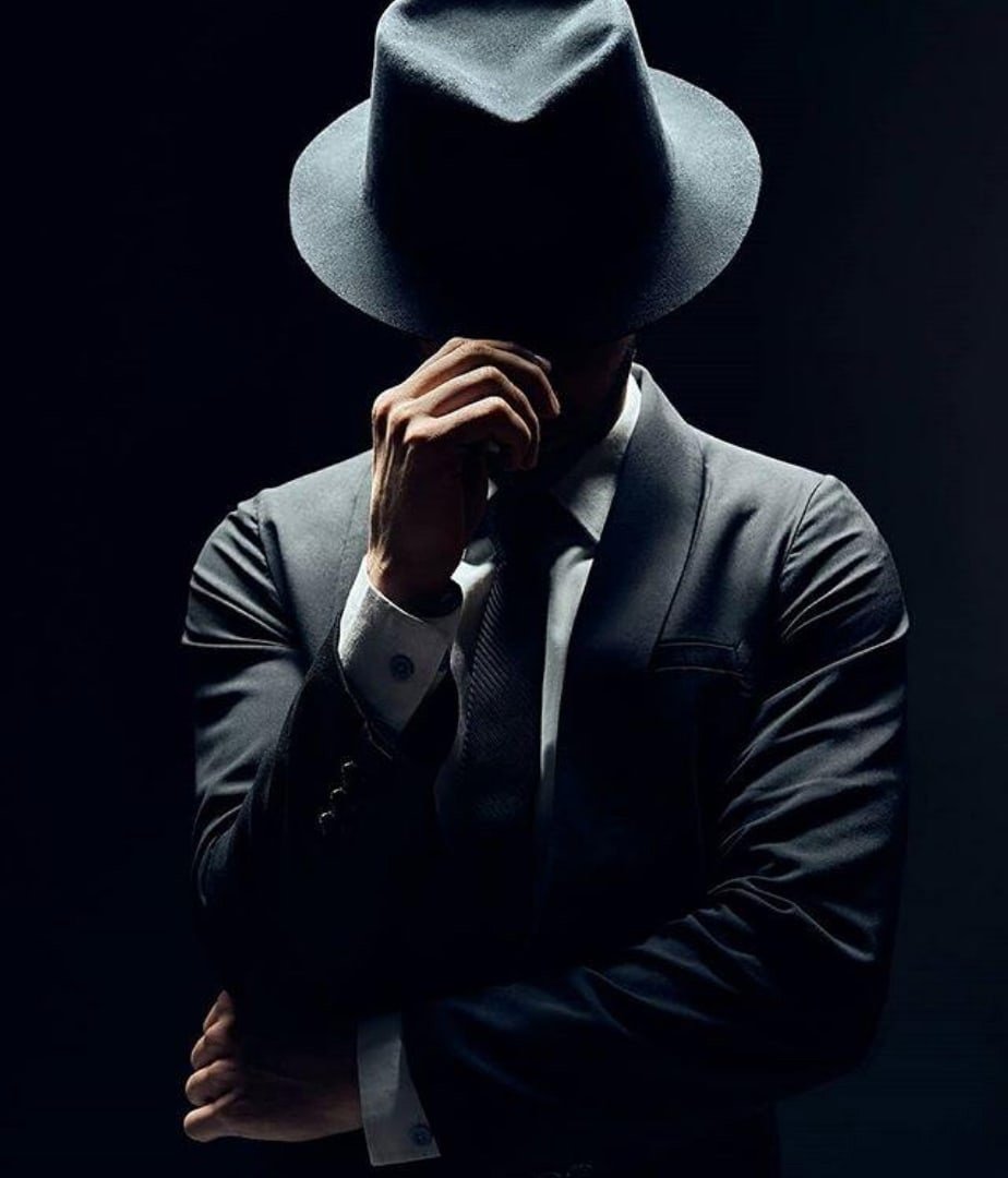 Мужчина в костюме и шляпе