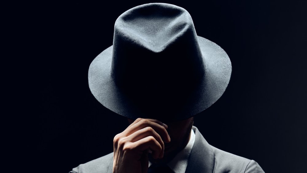 Мужчины в белой шляпе без лица