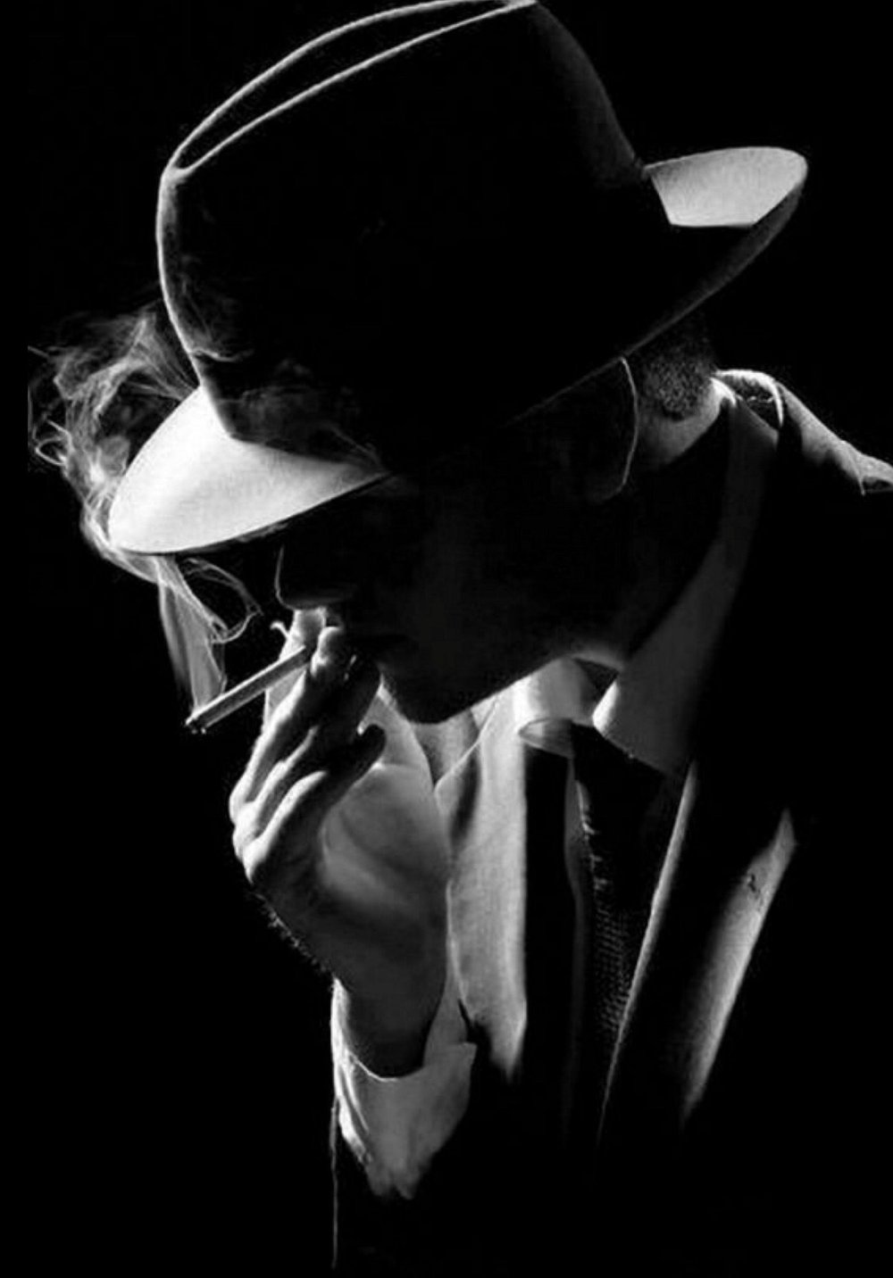 Мужчина в шляпе с сигарой