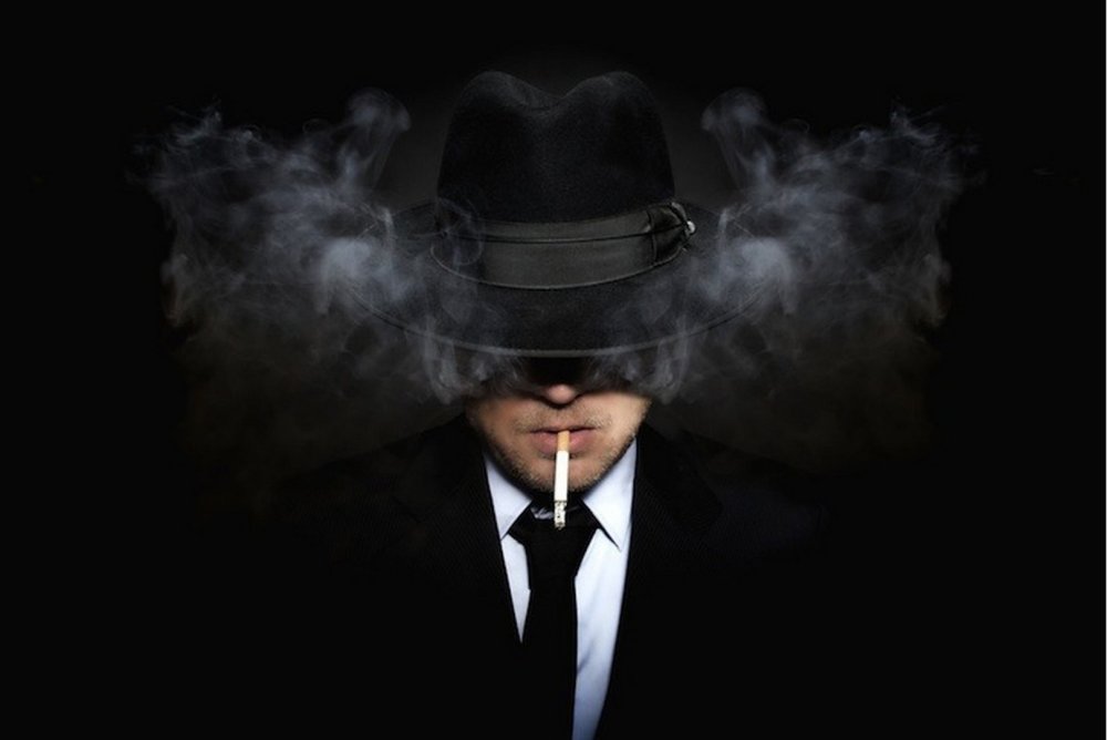 Мужчина в шляпе с сигаретой